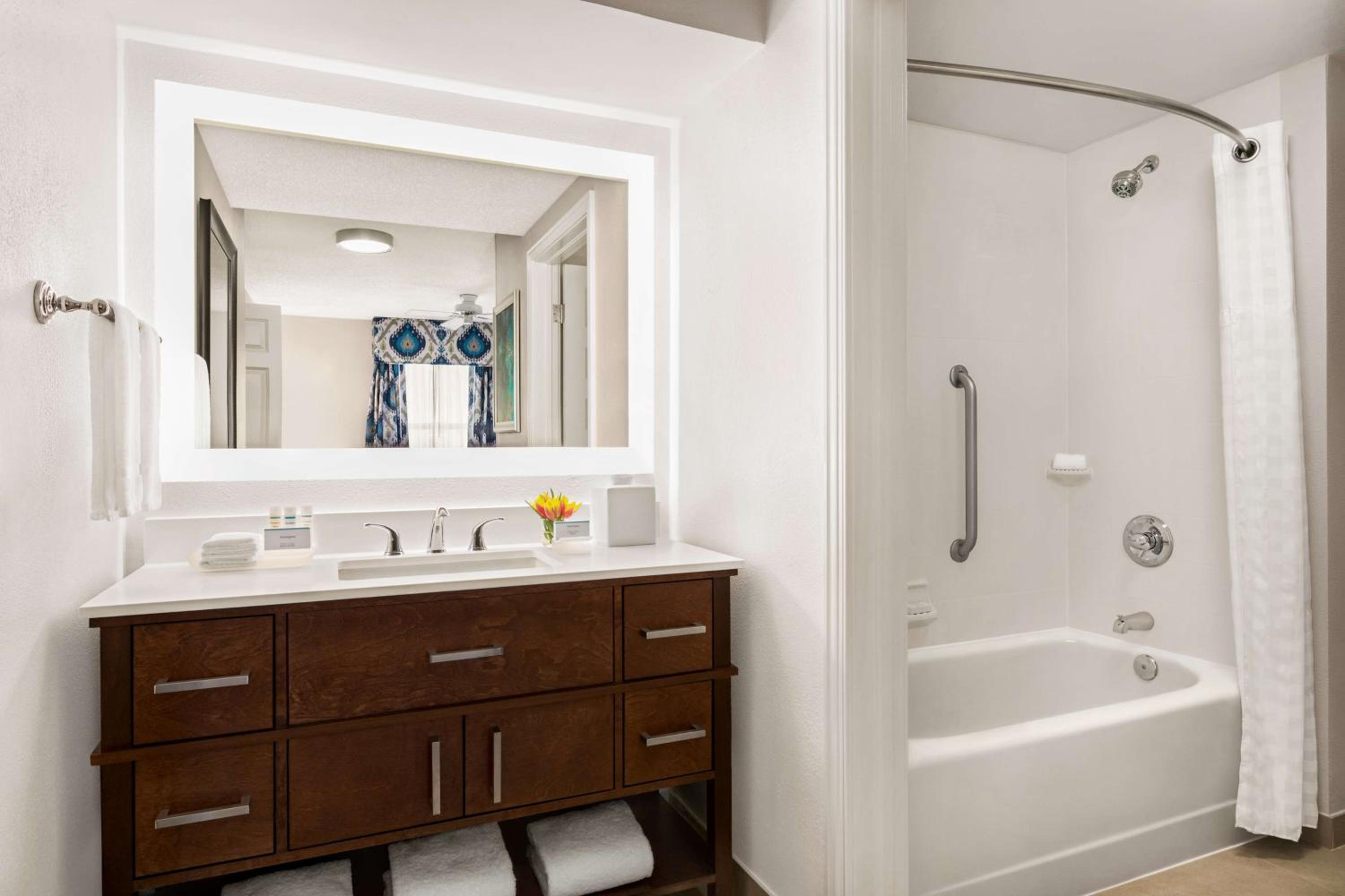 One-Bedroom King Suite - Non-Smoking - Photo 4