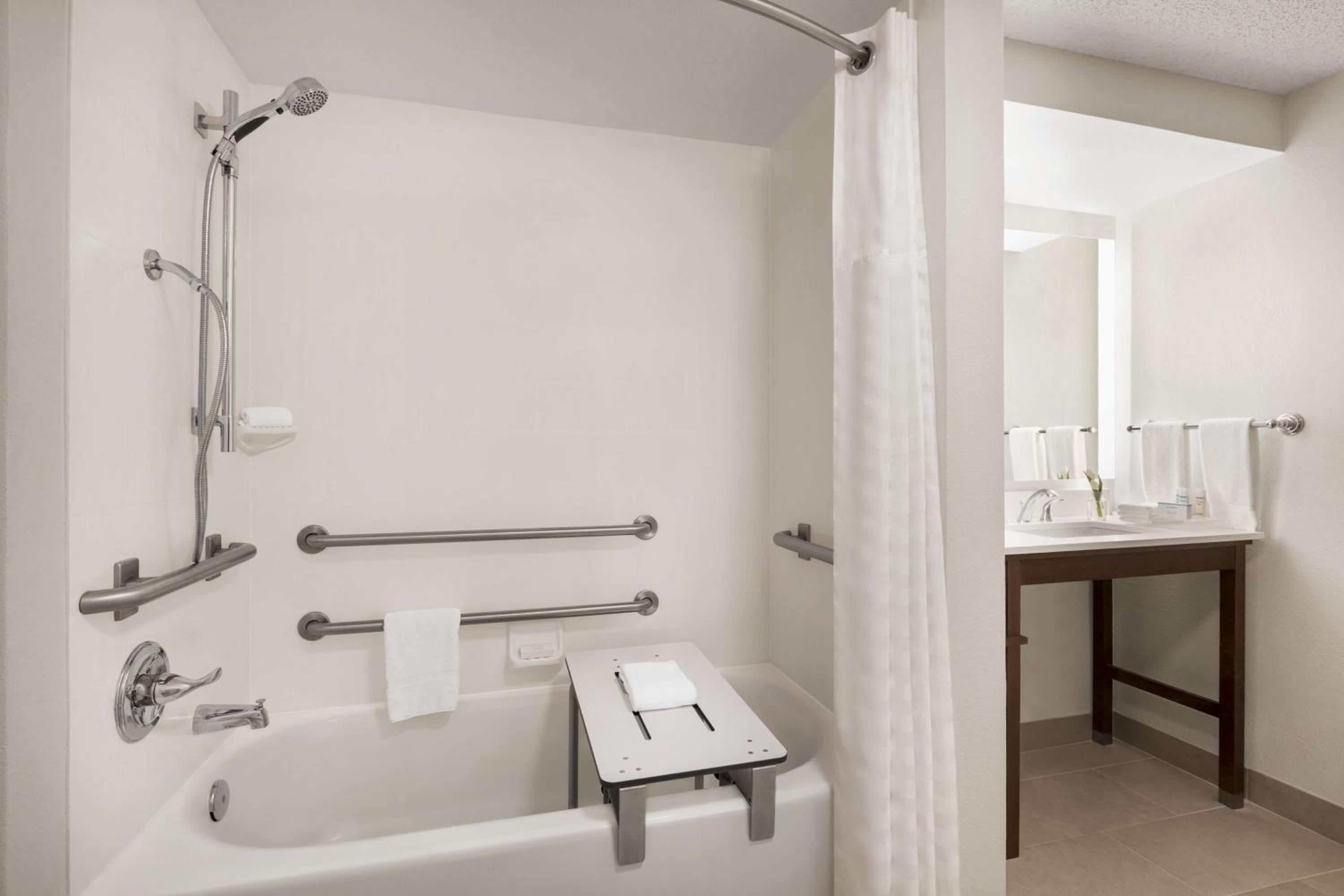 King Suite - Mobility Access/Non-Smoking - Photo 2