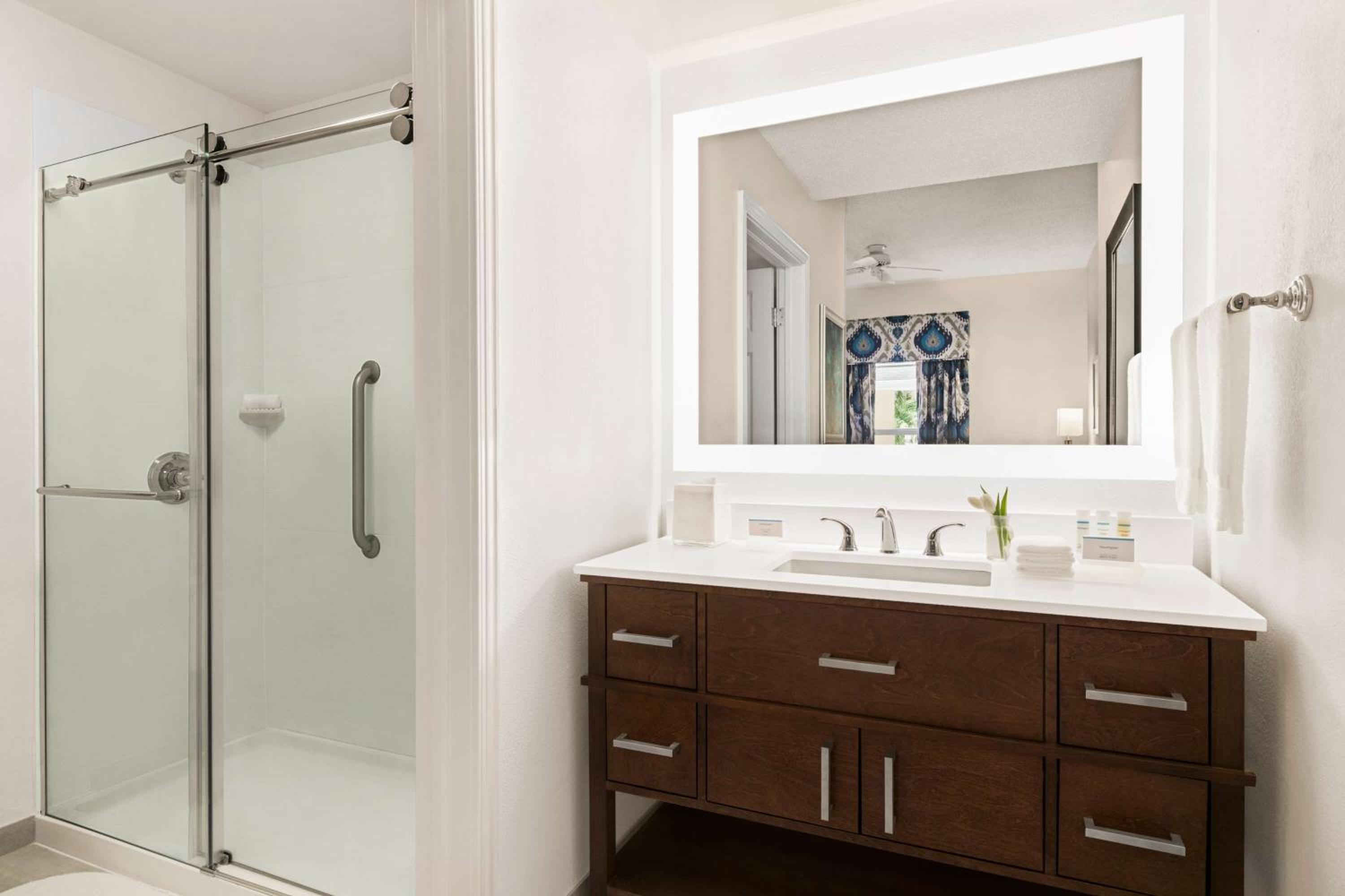 One-Bedroom King Suite - Non-Smoking - Photo 3