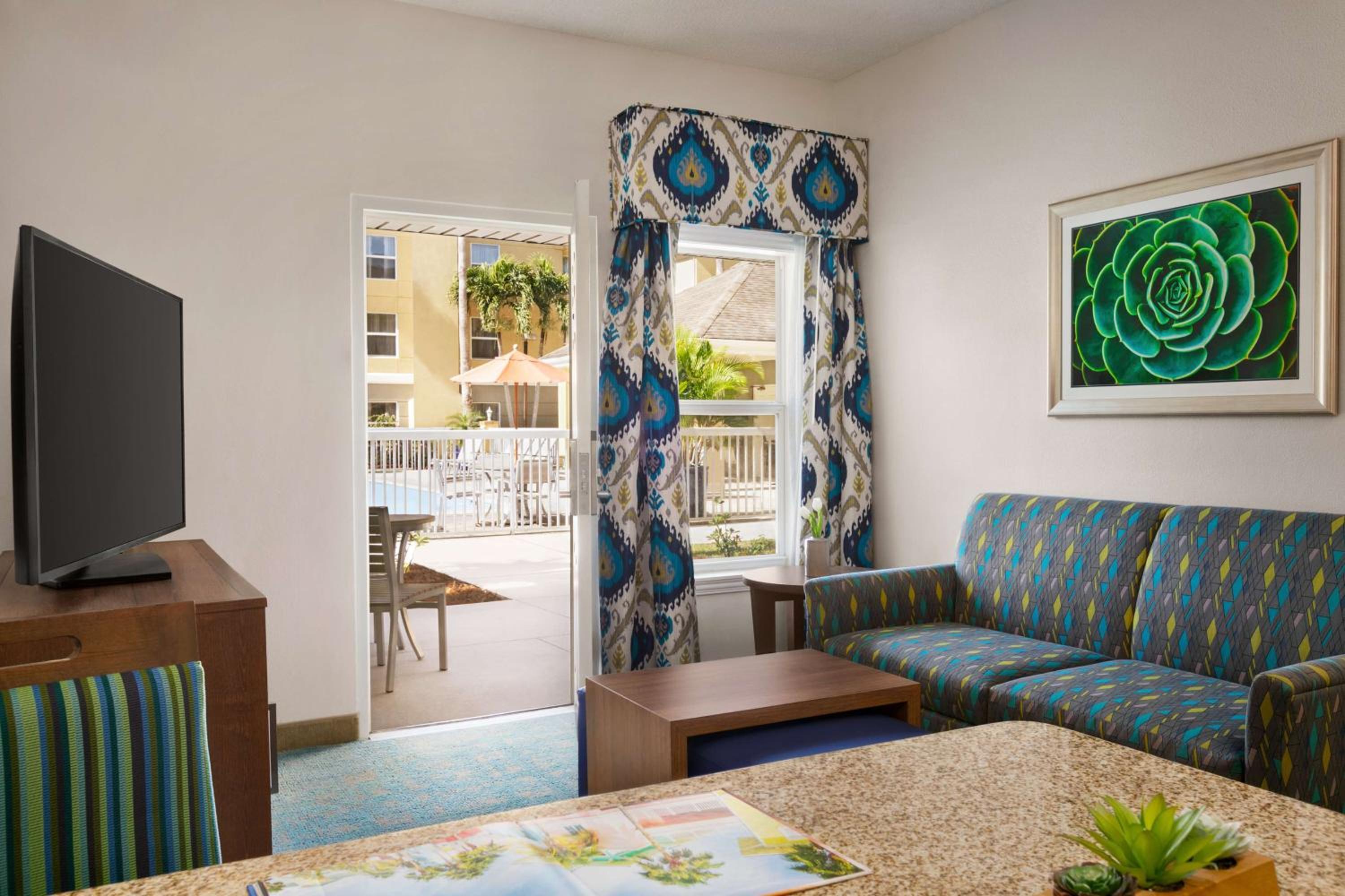 King Suite Pool Side - Non-Smoking - Photo 2