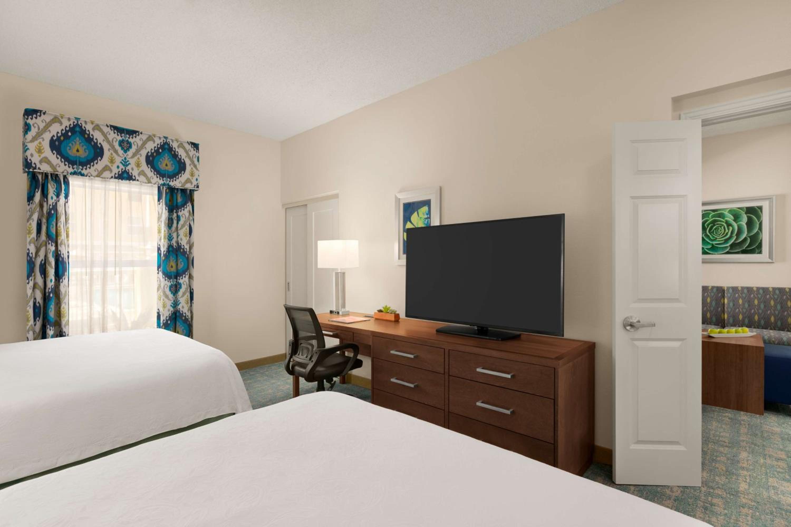 One-Bedroom Queen Suite with Two Queen Beds - Non-Smoking - Photo 5