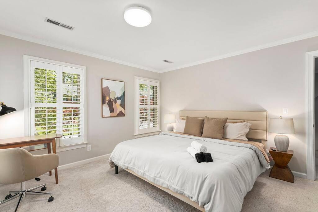 Six-Bedroom House photo 1