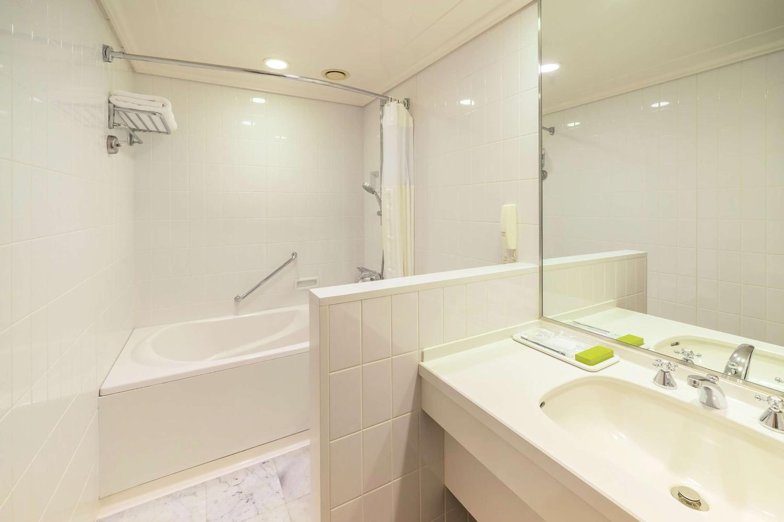 Double Hilton Guest Room - Photo 2