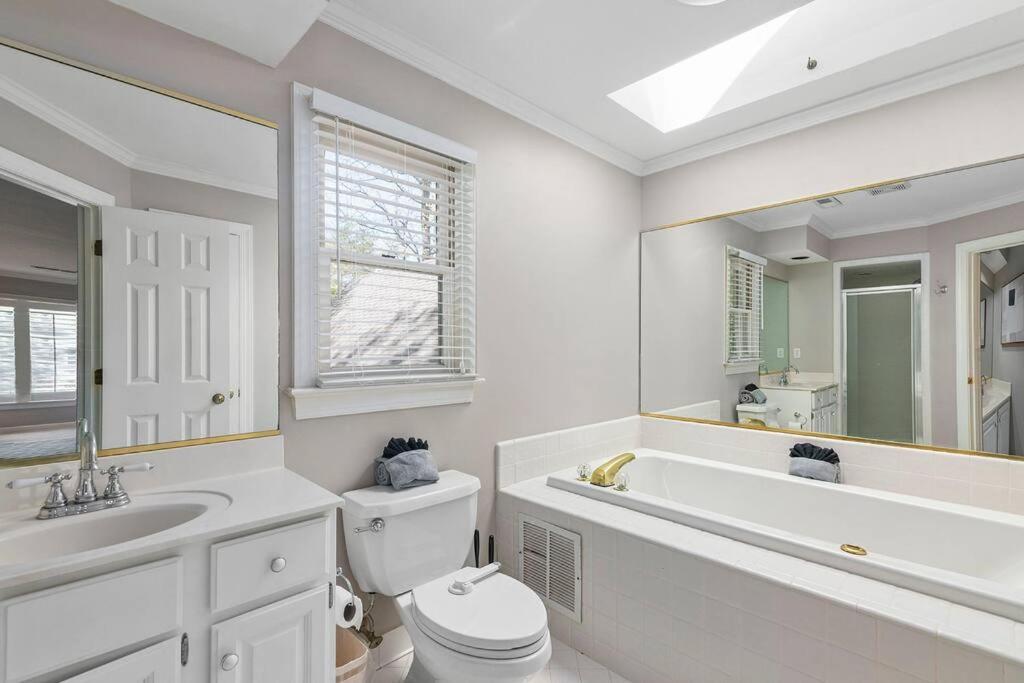 Six-Bedroom House photo 2
