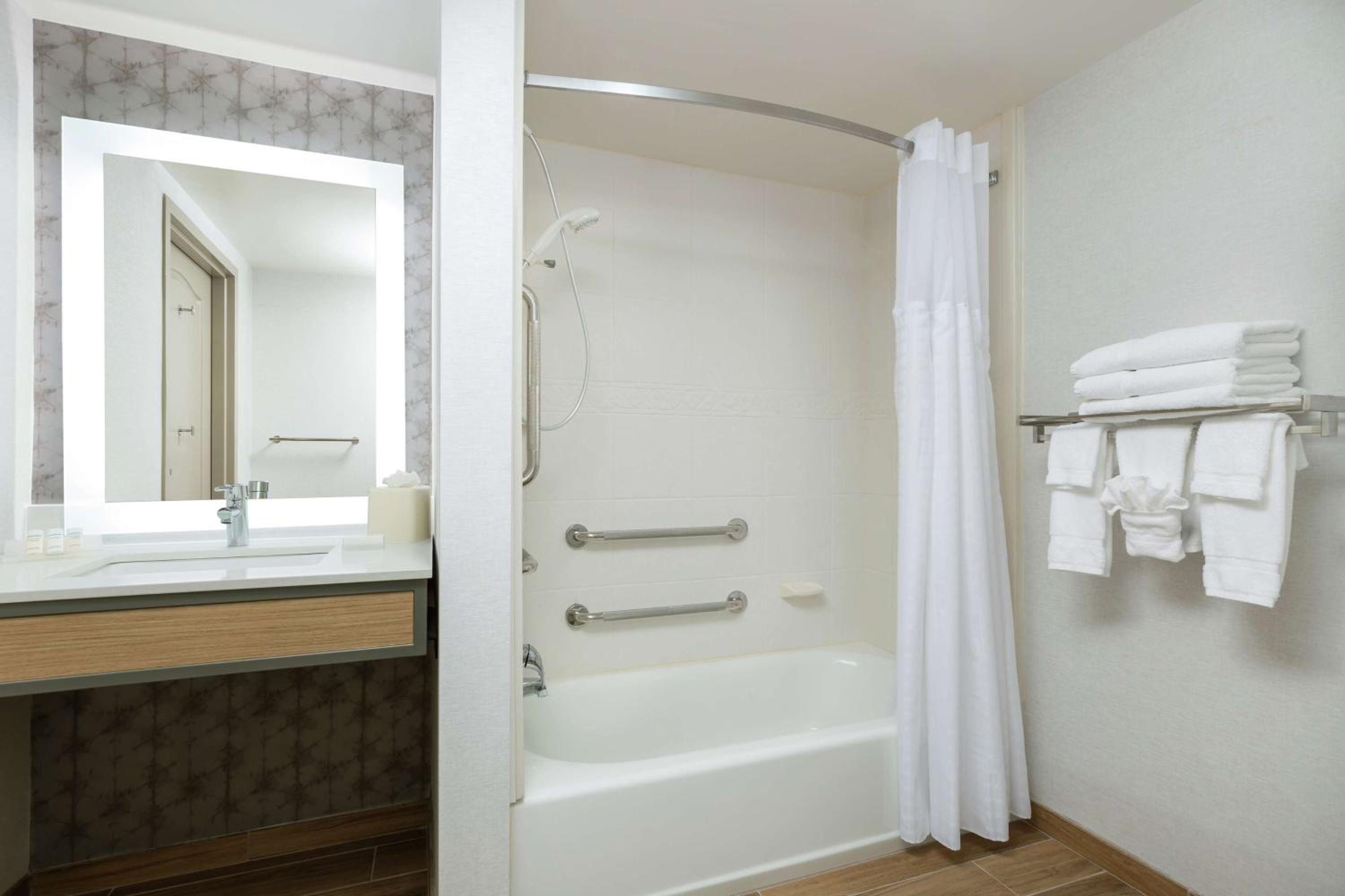 King Room with Tub - Mobility and Hearing Access - Photo 3