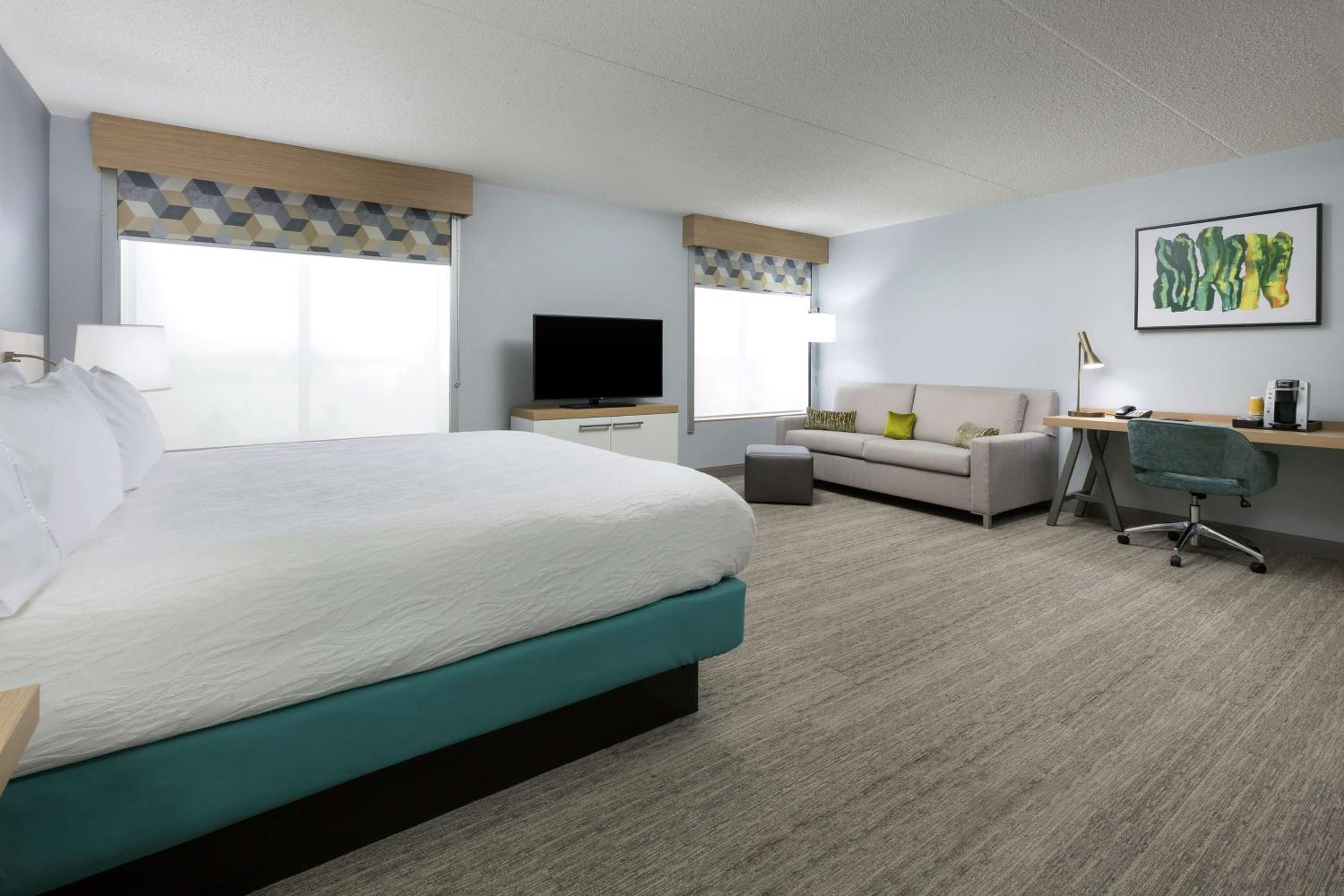 Deluxe King Room with Sofa Bed - Photo 4