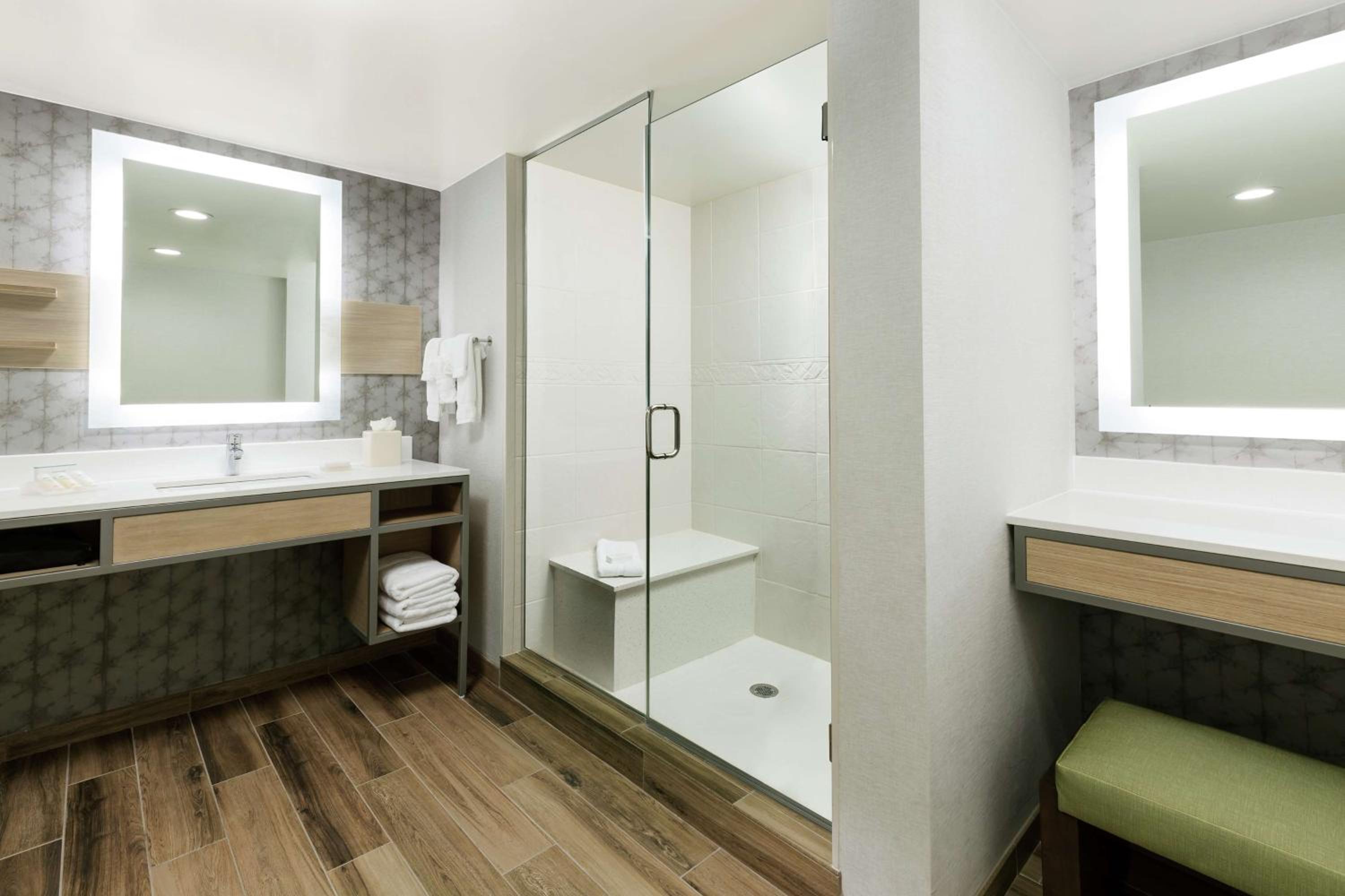 Deluxe King Room with Sofa Bed - Photo 3