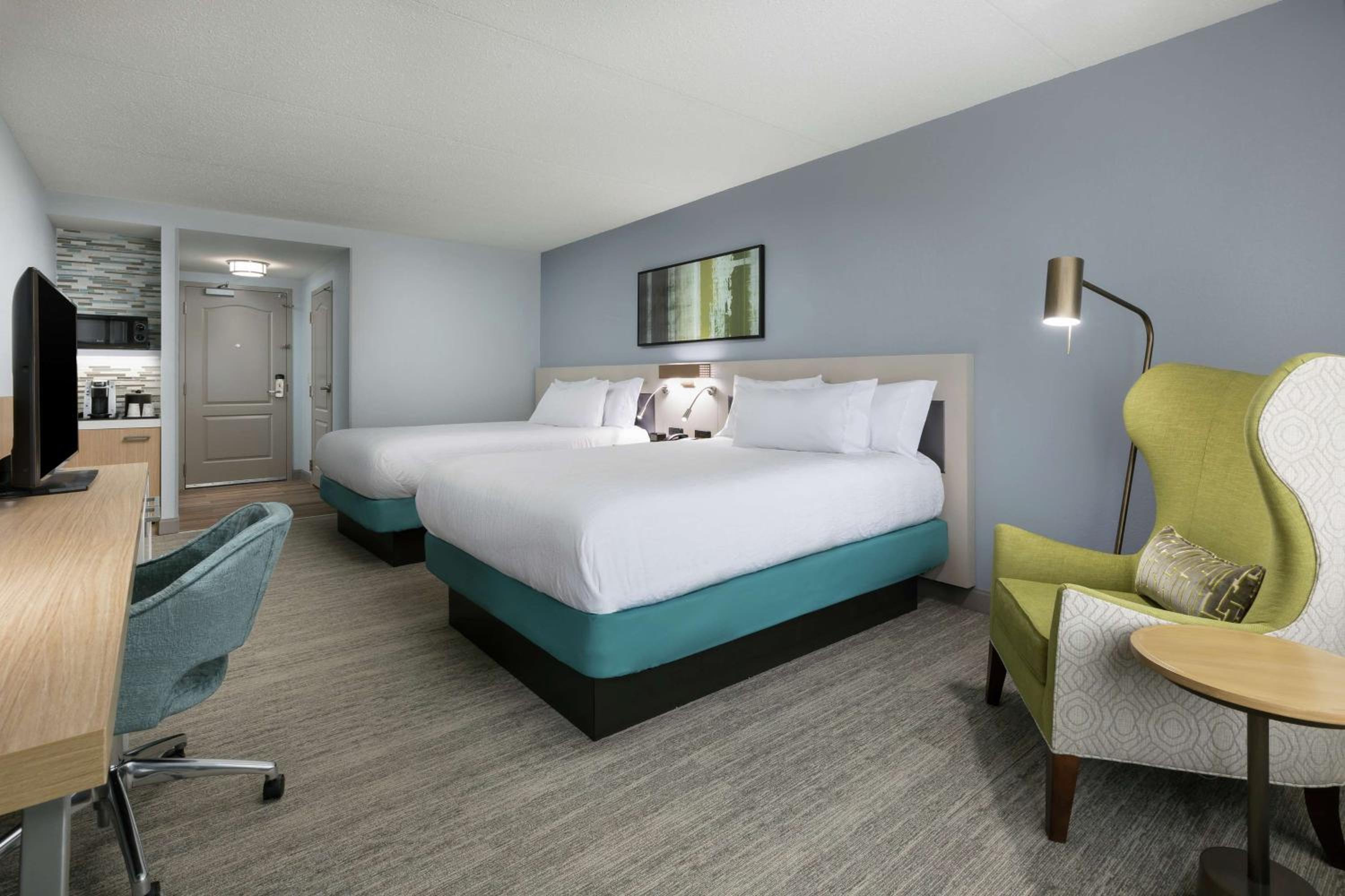 Queen Room with Two Queen Beds - Photo 2