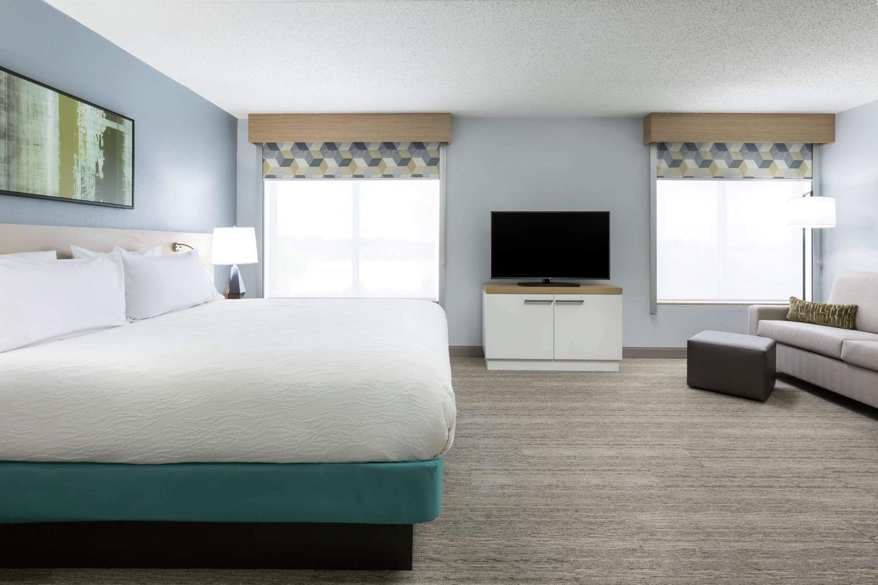 Deluxe King Room with Sofa Bed - Photo 2