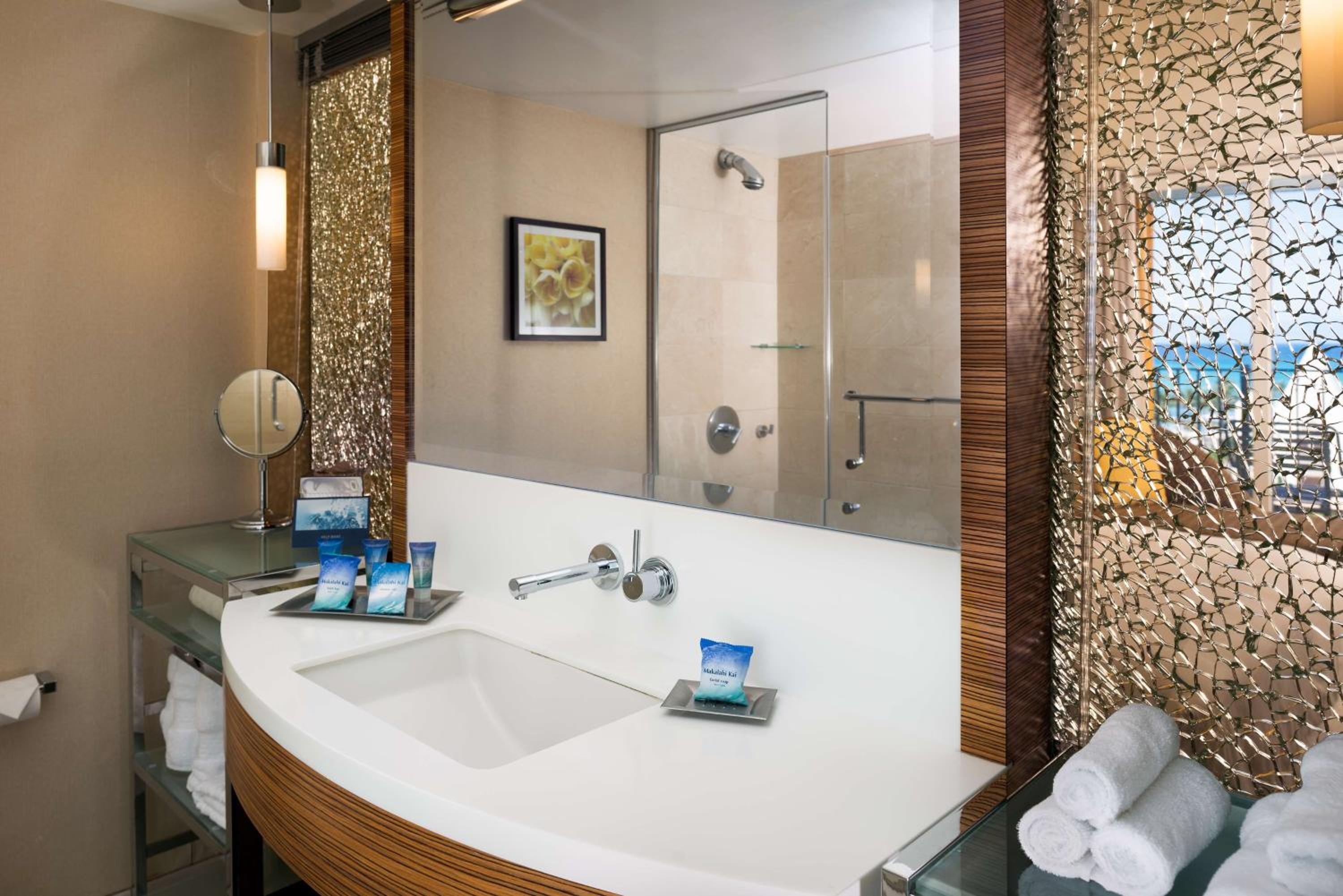 One-Bedroom Suite thumbnail 5