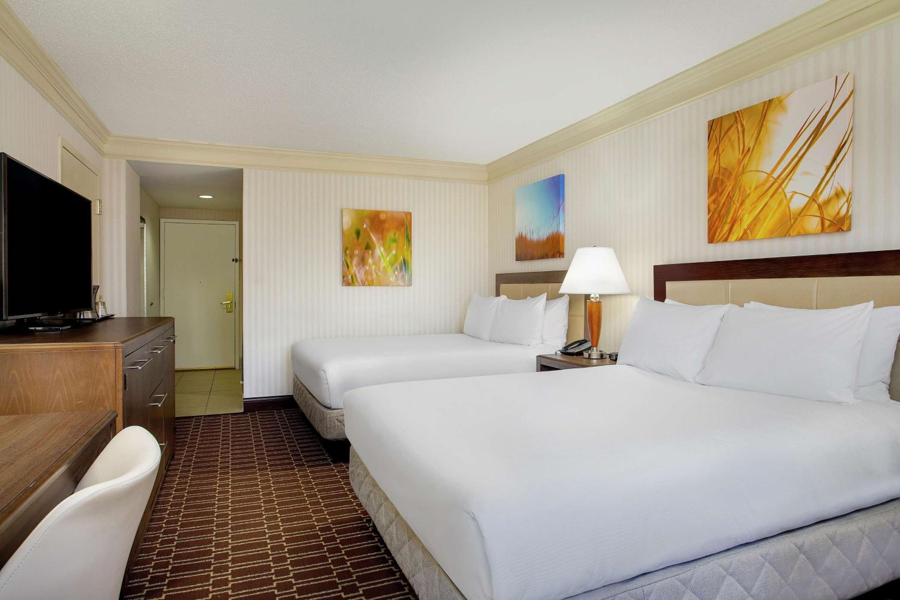 Queen Room with Two Queen Beds - Photo 4