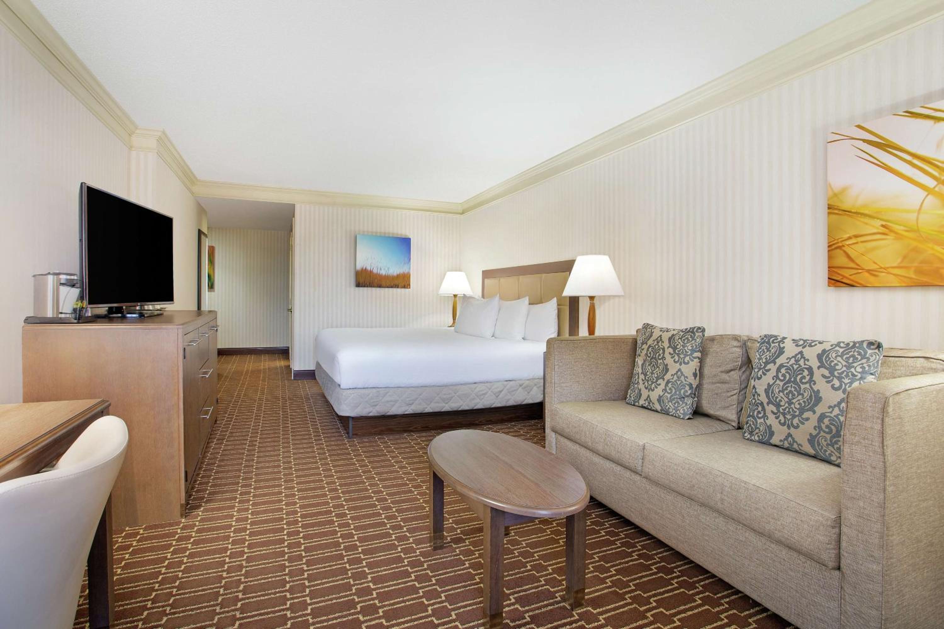 King Room with Sofa Bed - Photo 3