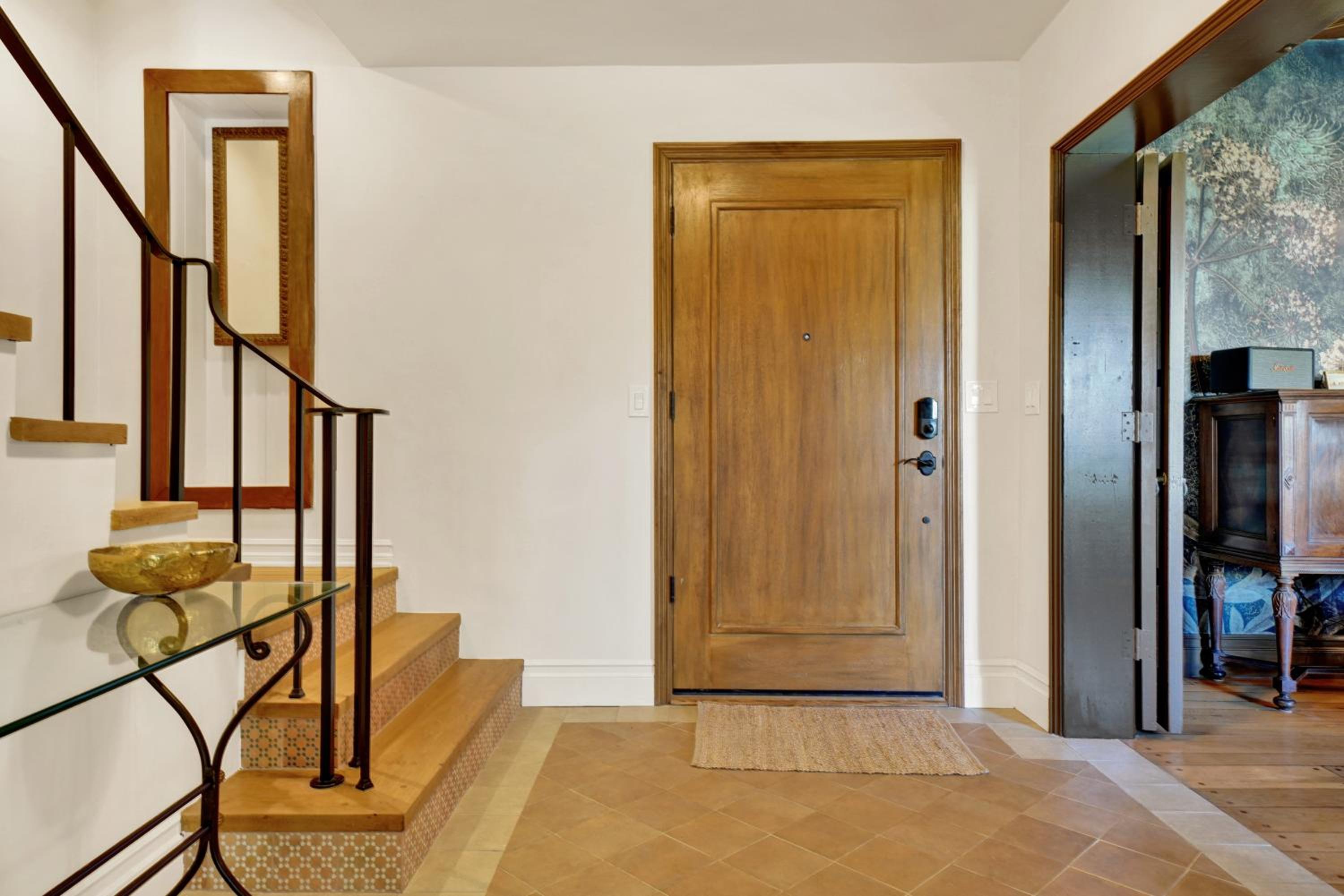 Six-Bedroom House photo 1