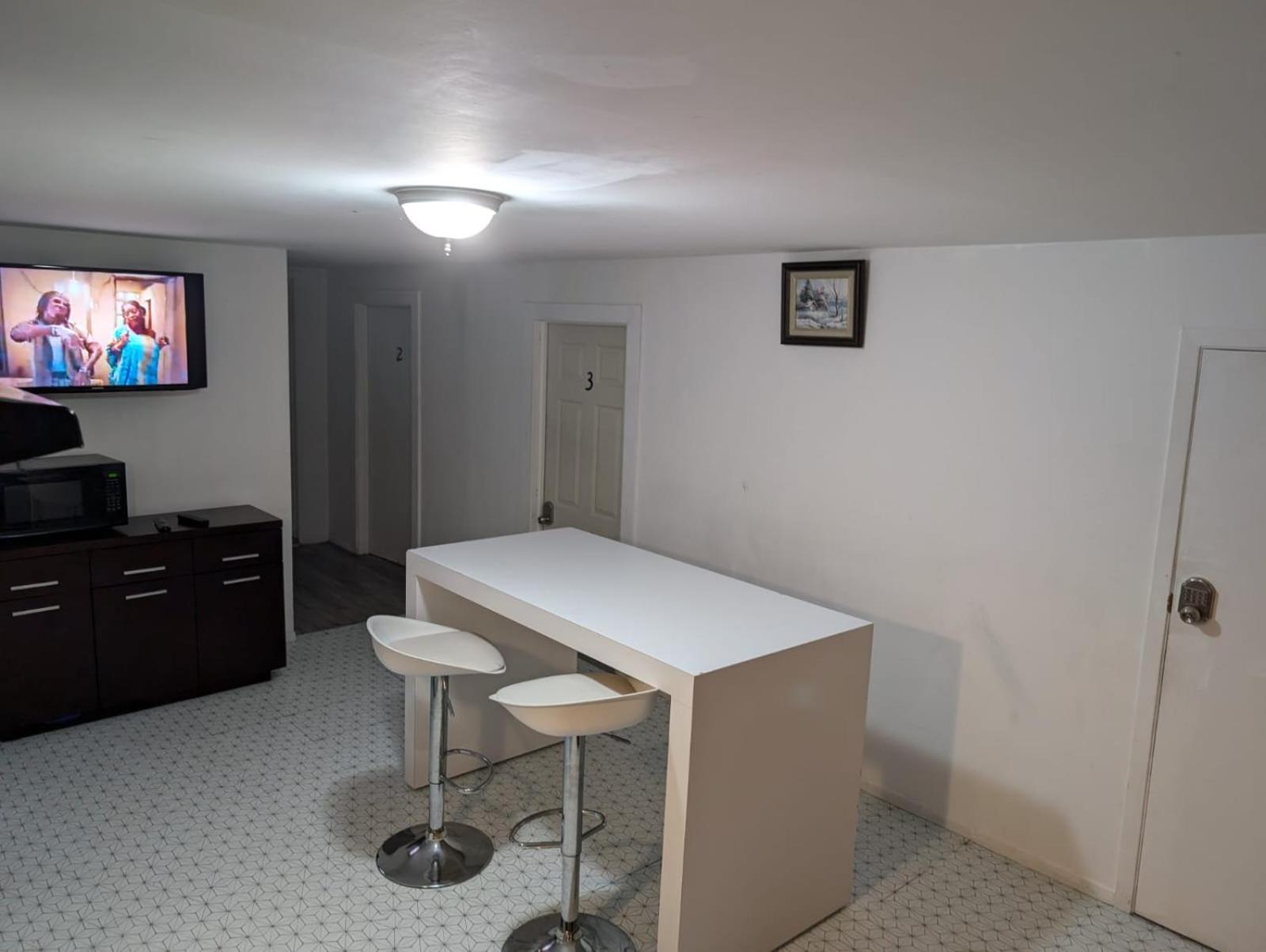 Queen Room photo 2