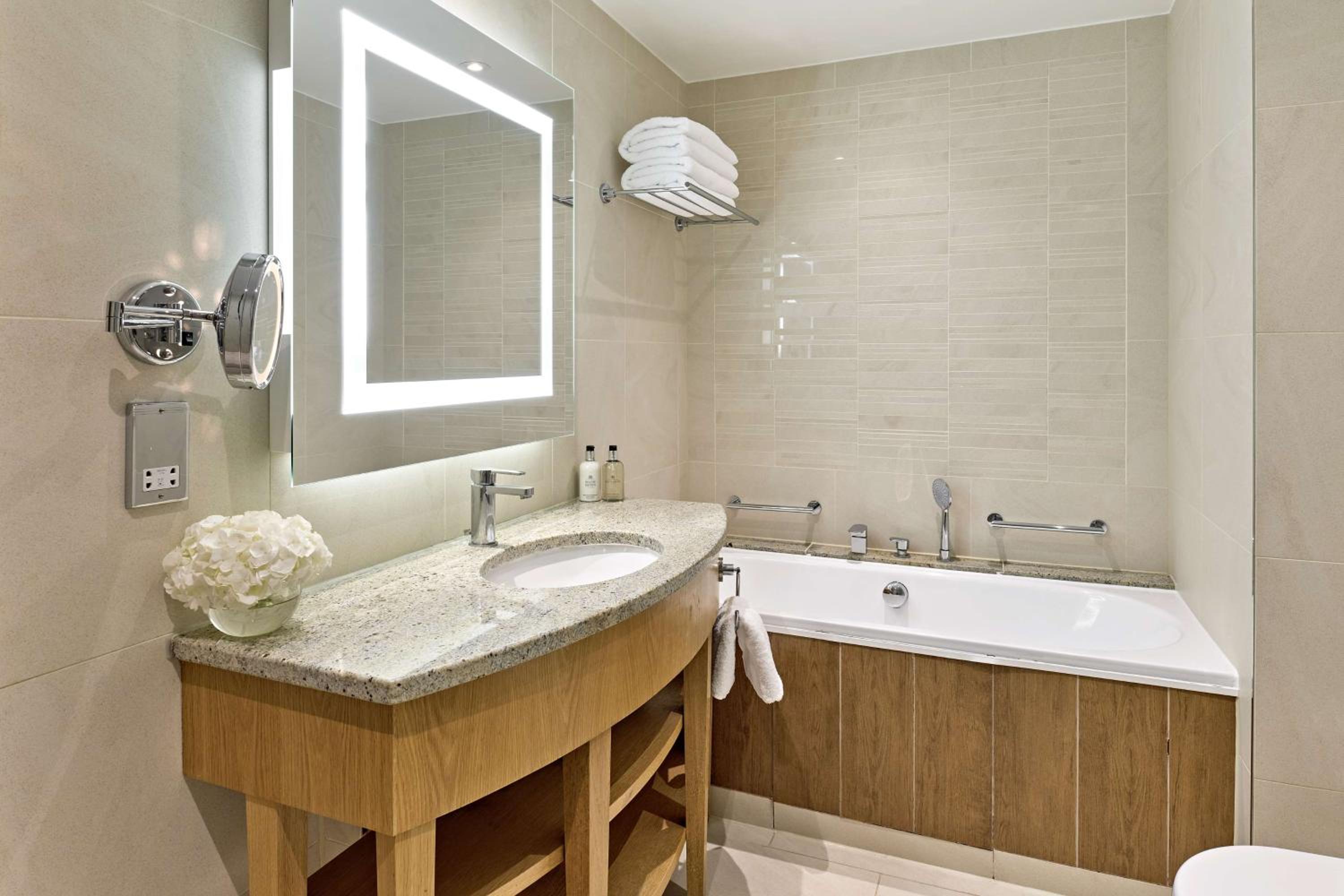 Executive Mayfair Suite With Lounge Access thumbnail 6