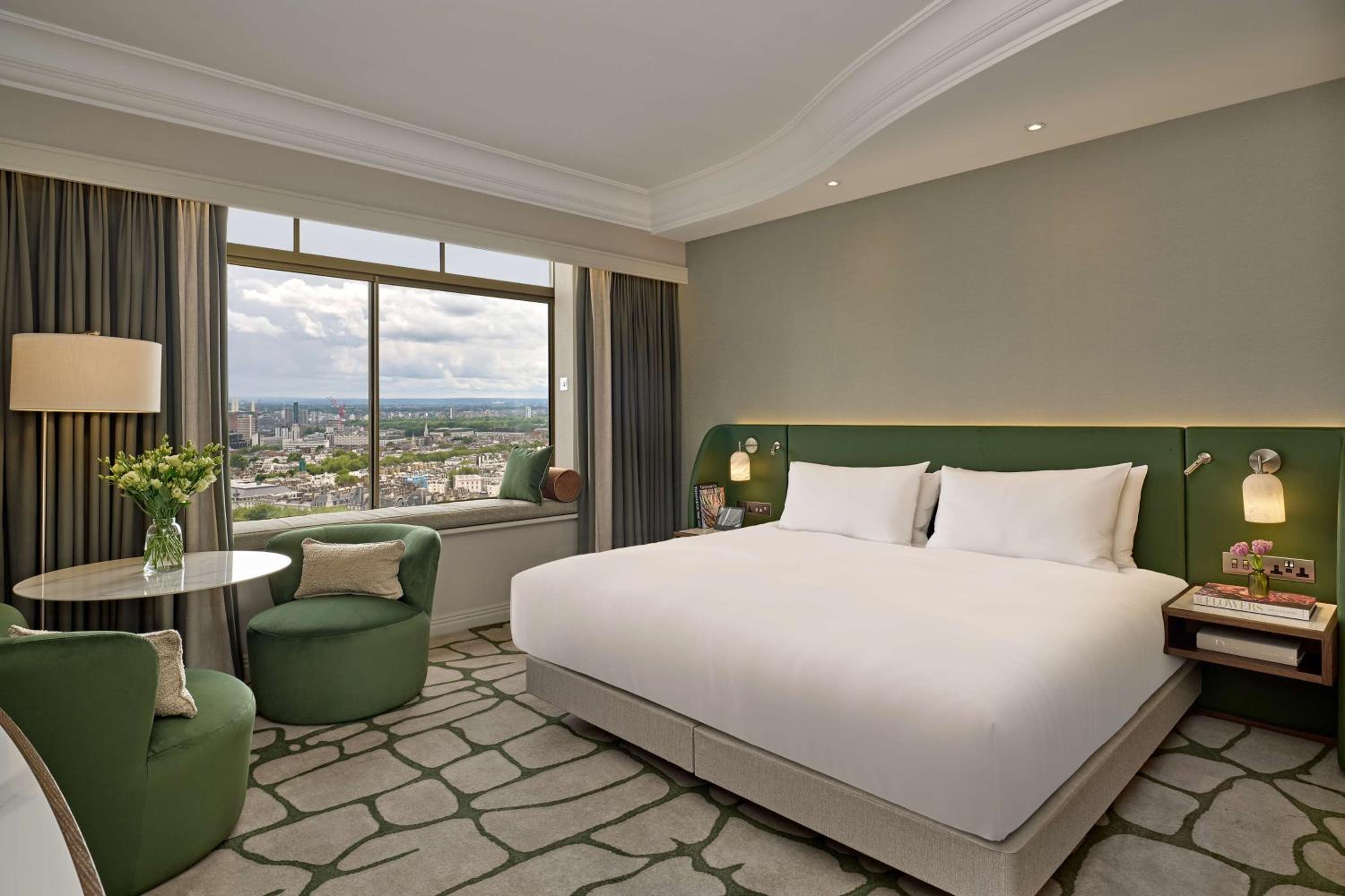 Deluxe King Room thumbnail 6