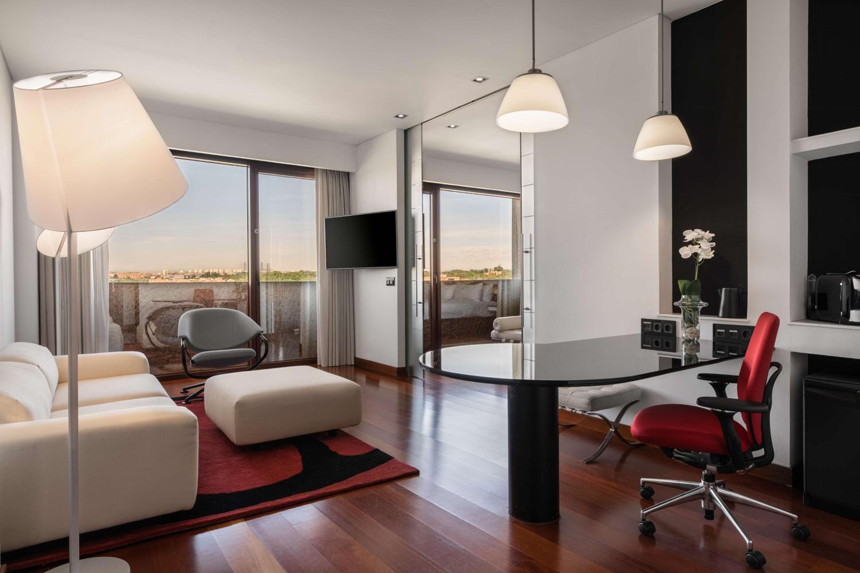 One-Bedroom King Suite thumbnail 6