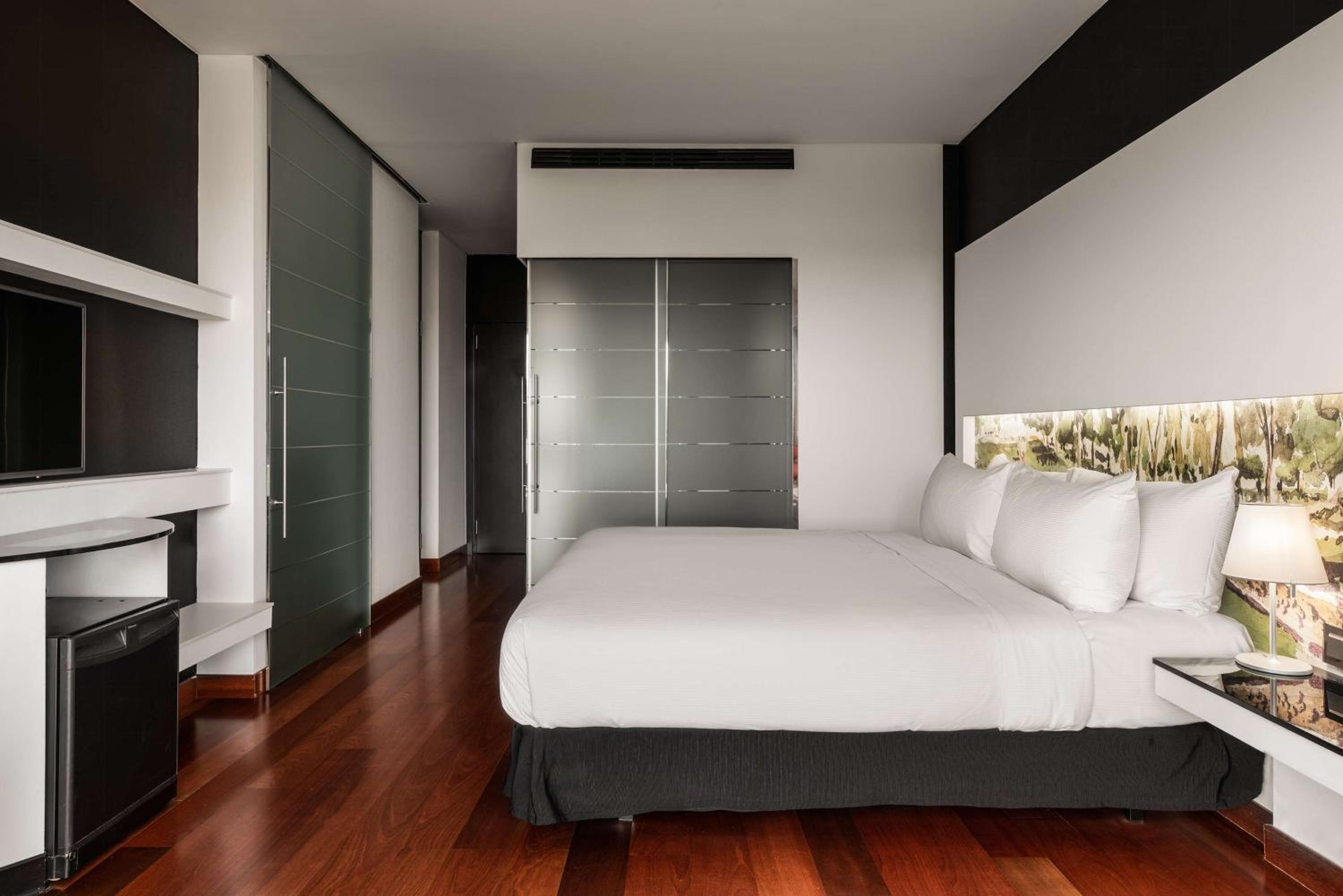 King Guest Room thumbnail 6