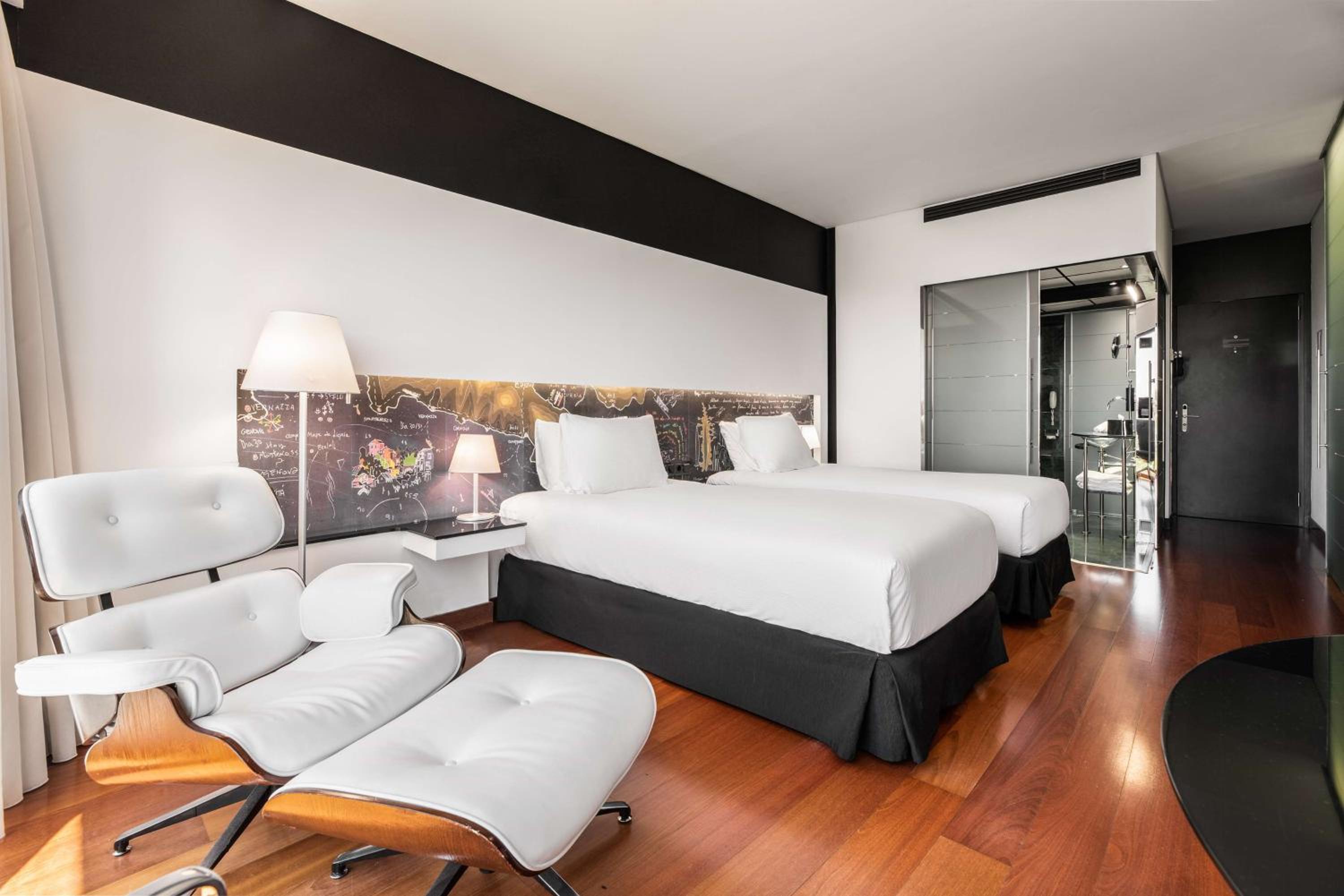 Twin Room with Urban View