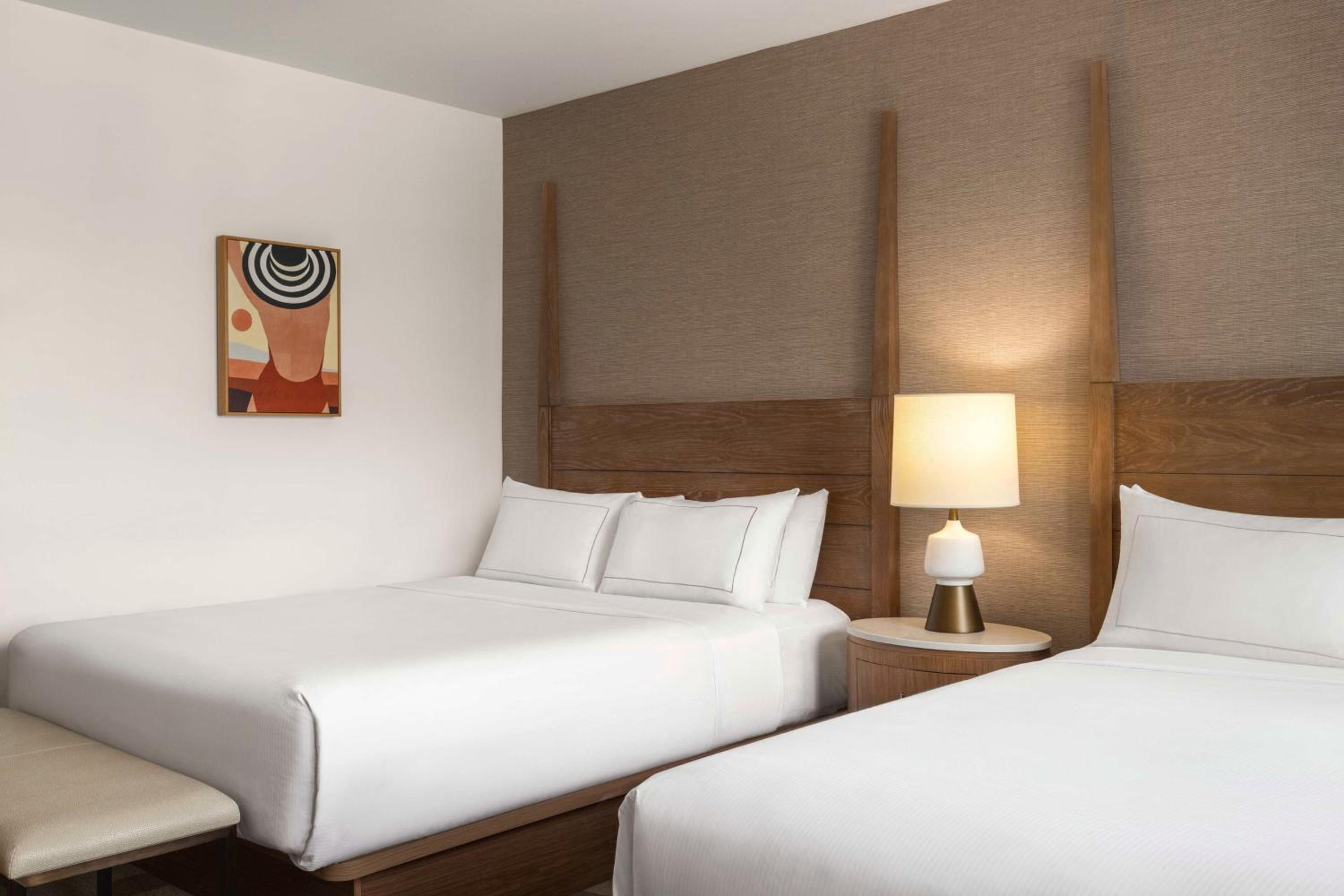 Standard Queen Room with Two Queen Beds - Photo 5