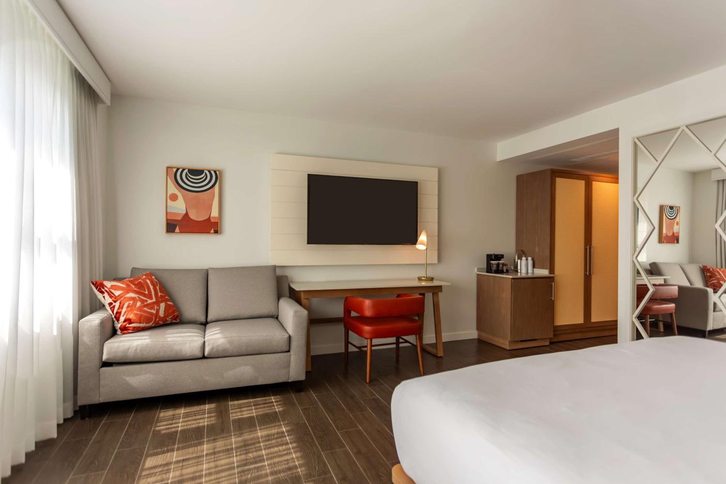 Corner King Room with City View - Photo 4