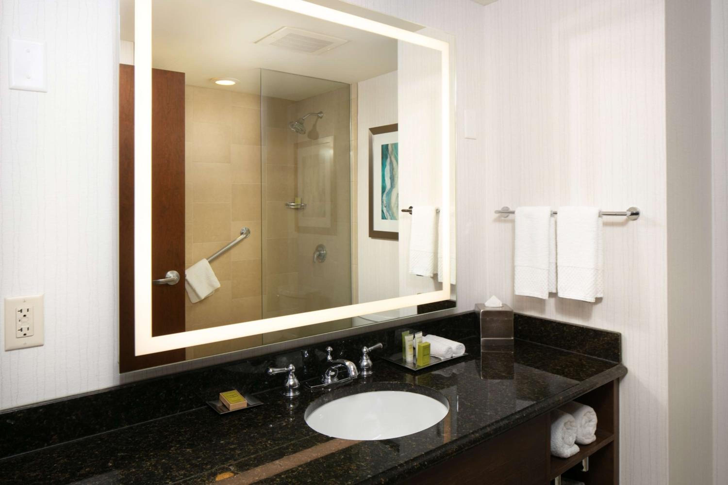 Non-Smoking Executive King Room - Photo 3