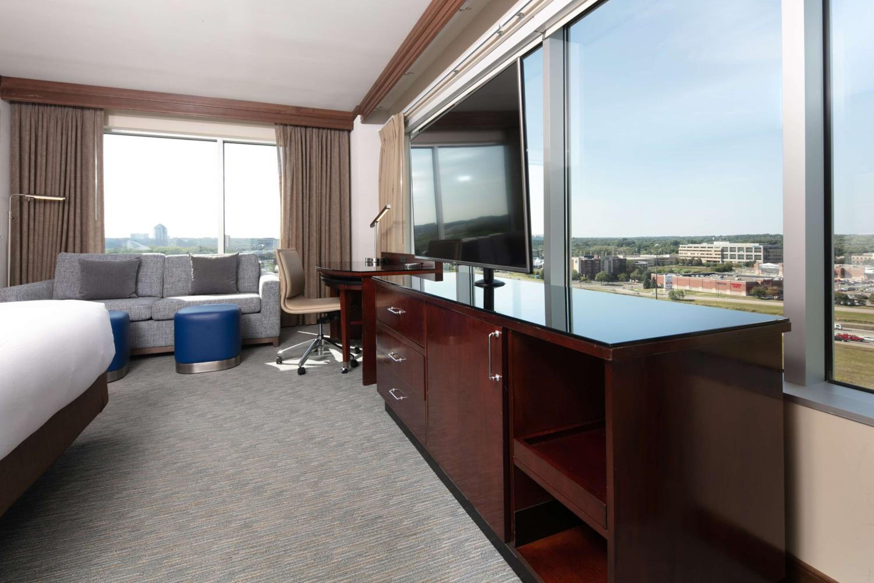 Non-Smoking Executive King Room - Photo 5