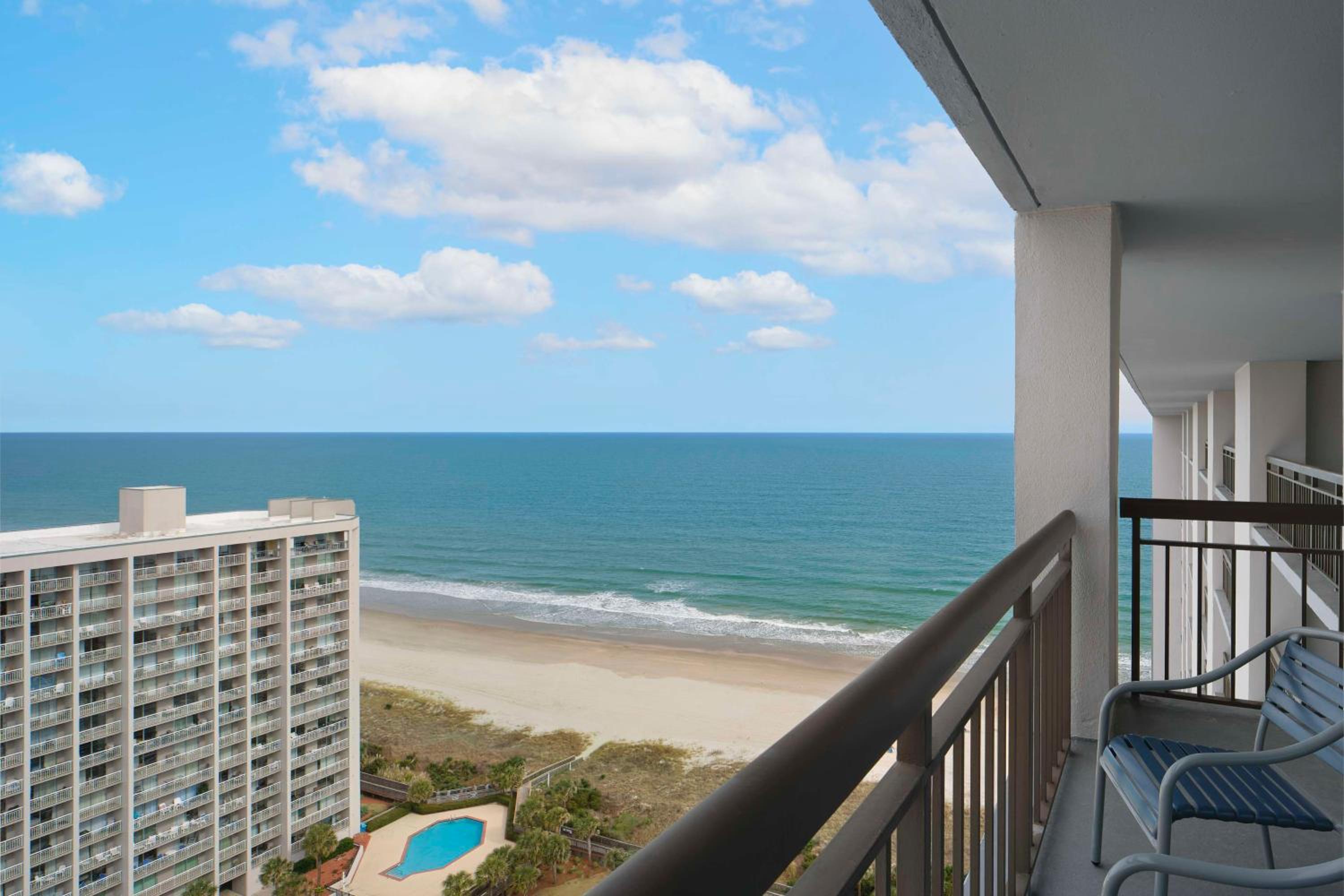 Queen Corner Suite with Partial Ocean View photo 2