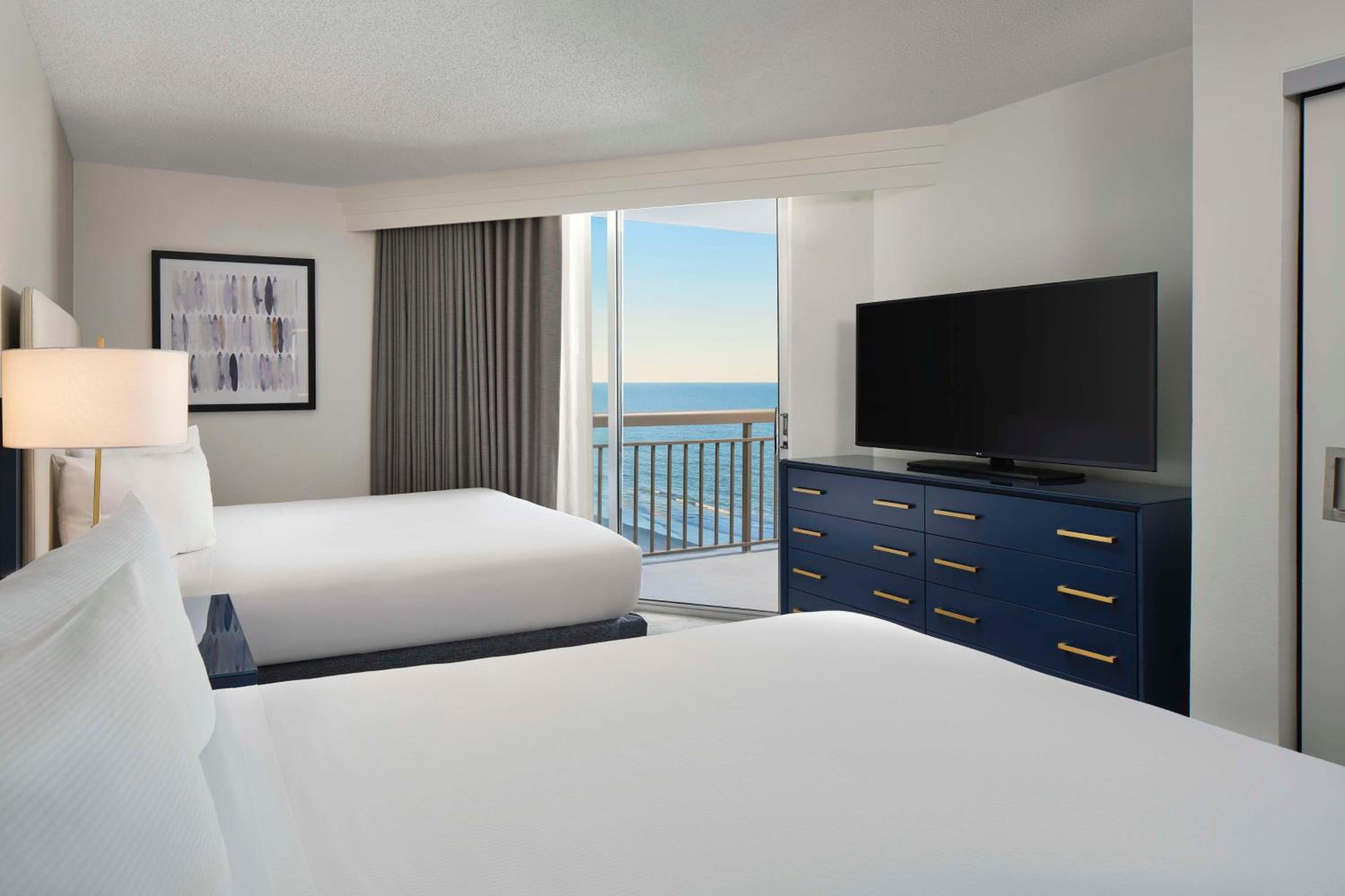 Queen Corner Suite with Partial Ocean View photo 1