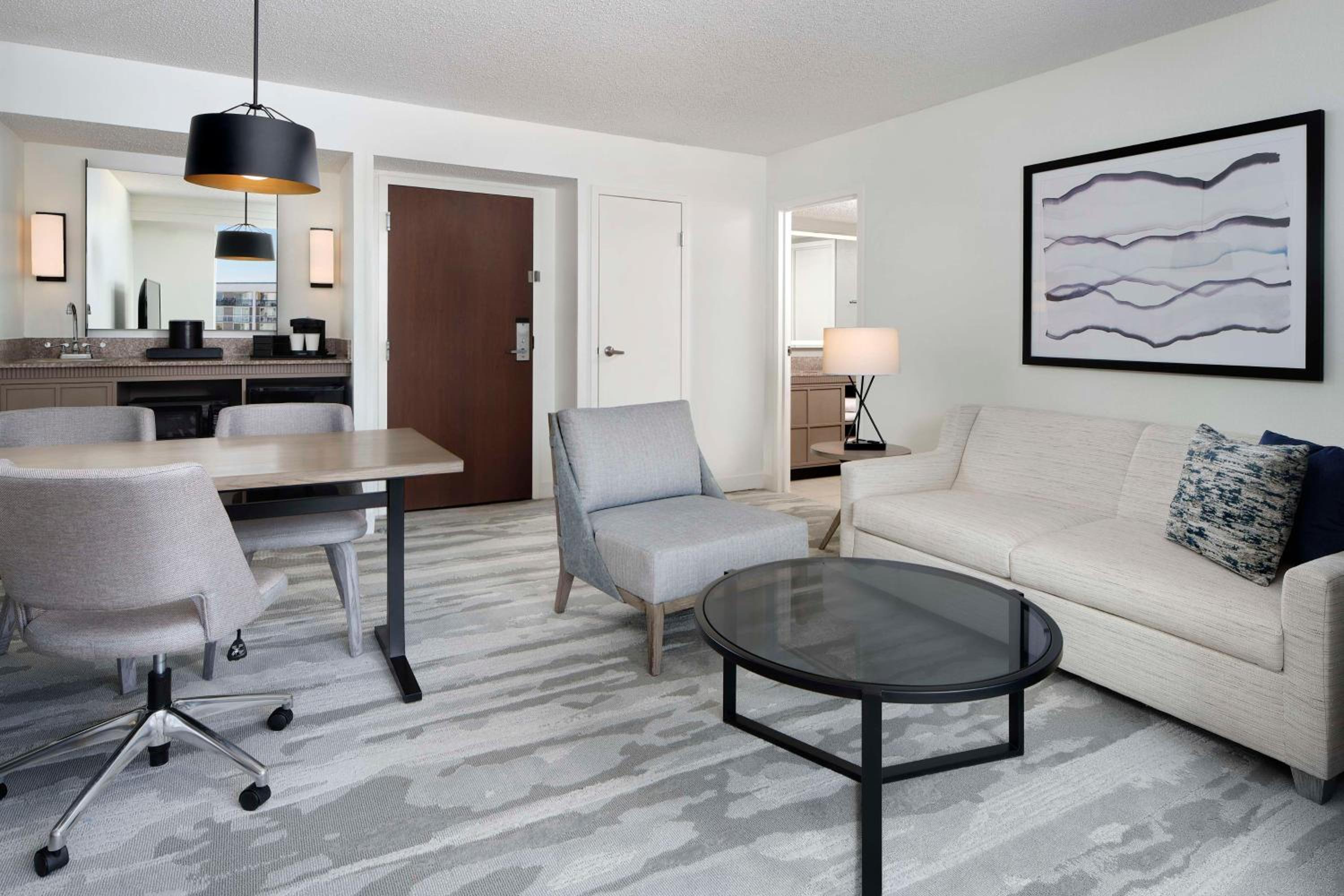 Queen Corner Suite with Partial Ocean View photo 3