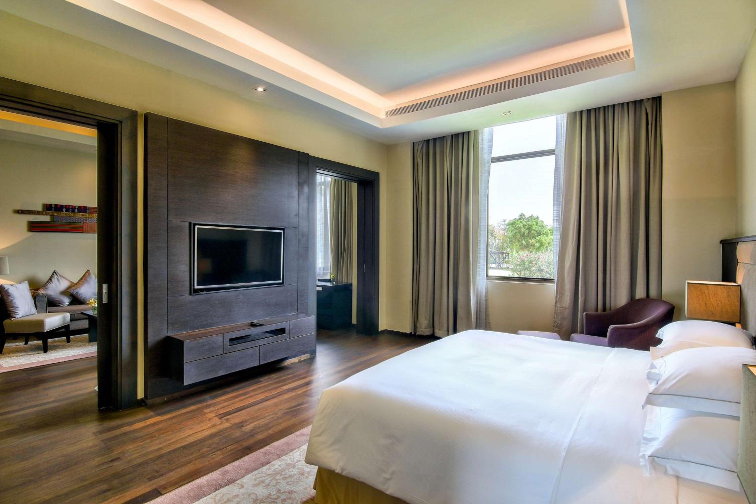 King One Bedroom Deluxe Suite-Lounge Access photo 1