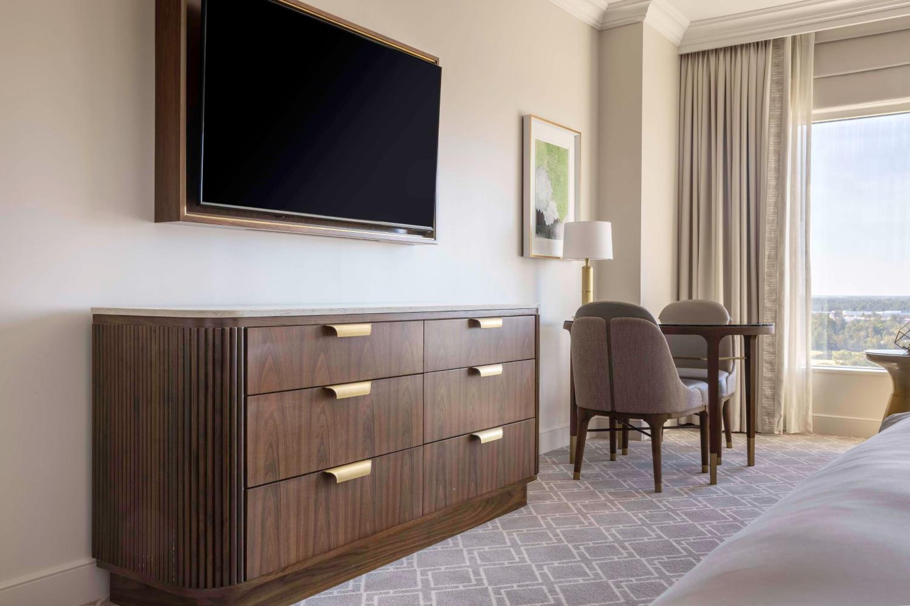 Corner Family Queen Room