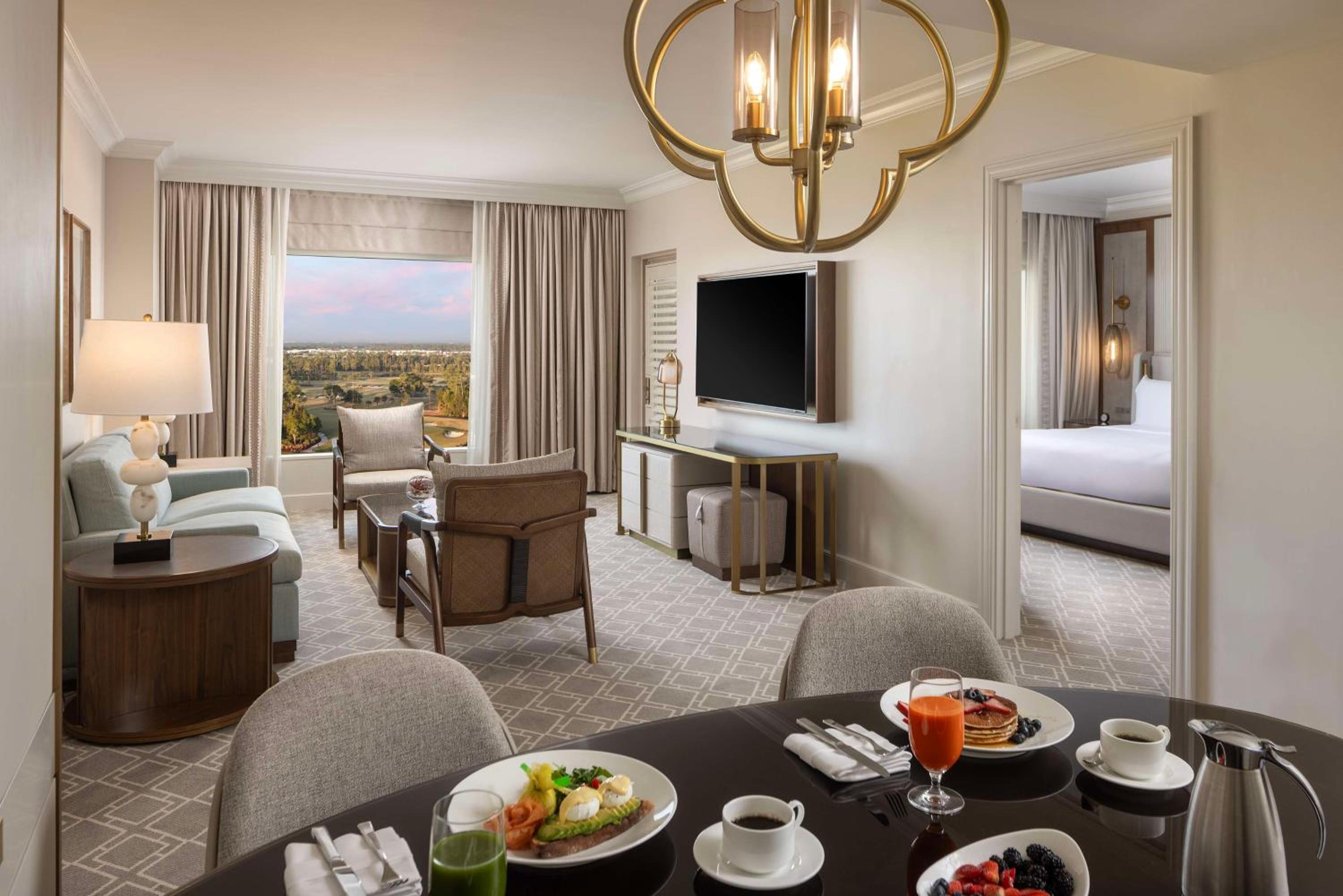 Deluxe King Suite with Balcony and View thumbnail 5