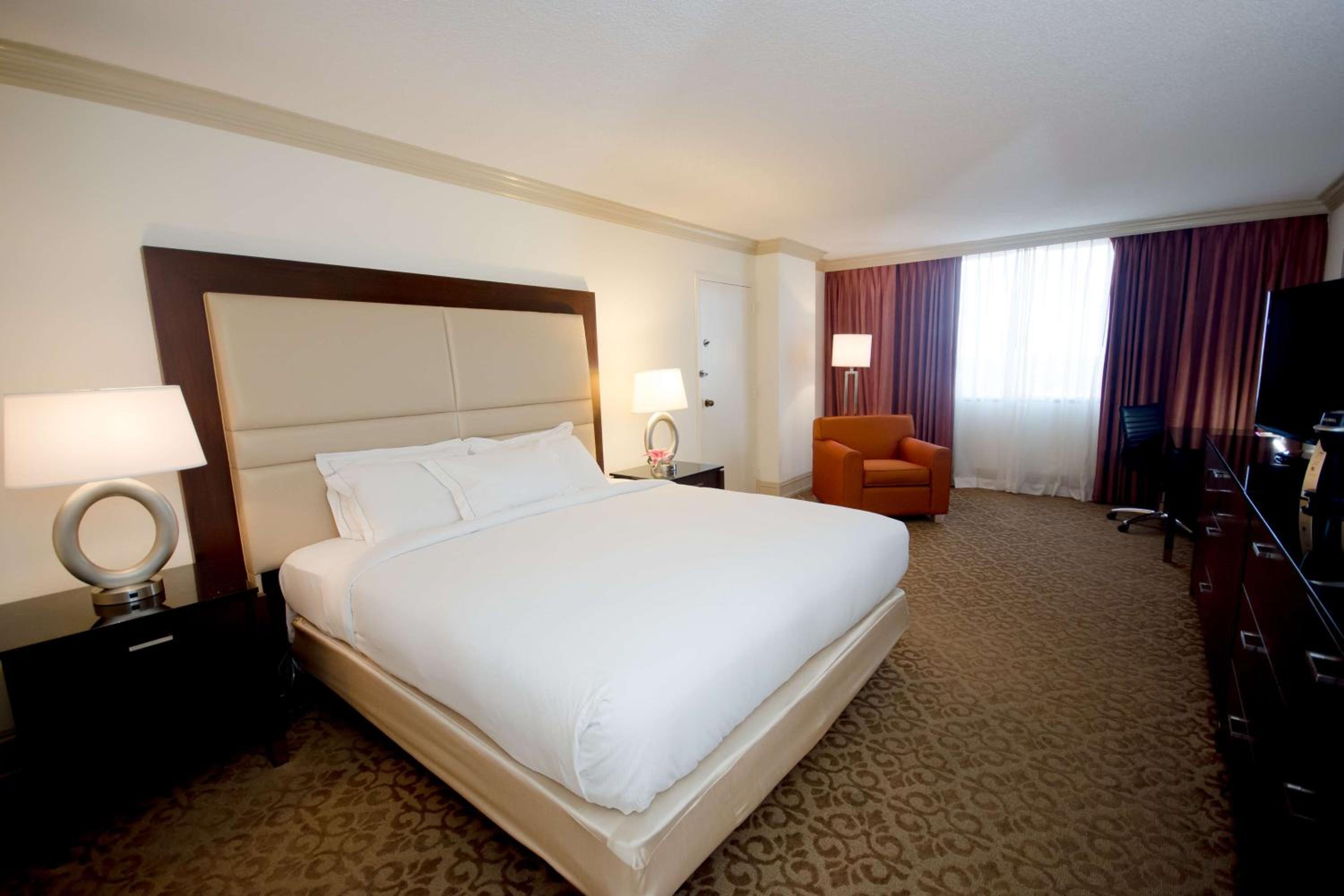 King Room with King Bed - Non-Smoking - Photo 1