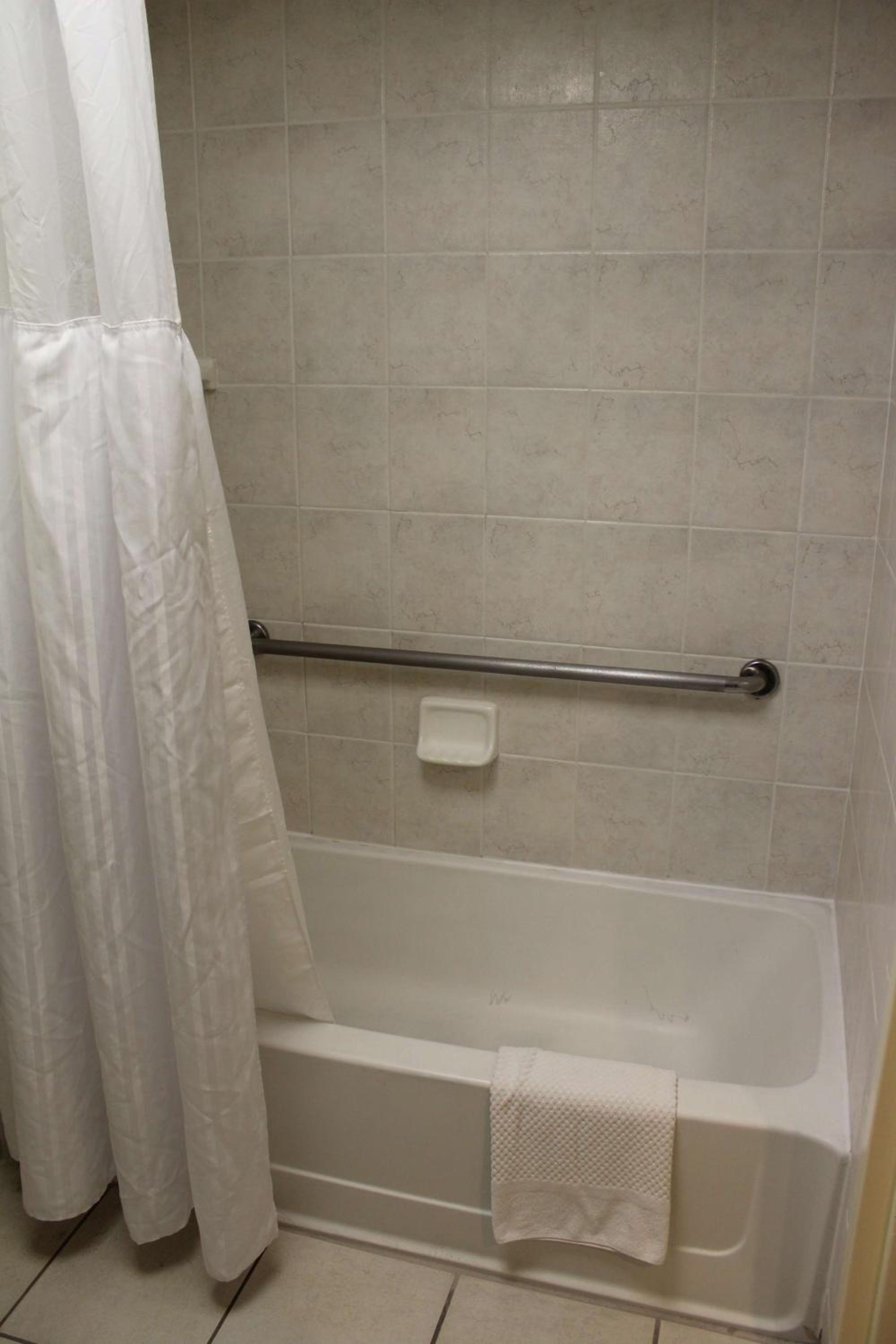 King Room with Accessible Tub - Mobility Access - Photo 3