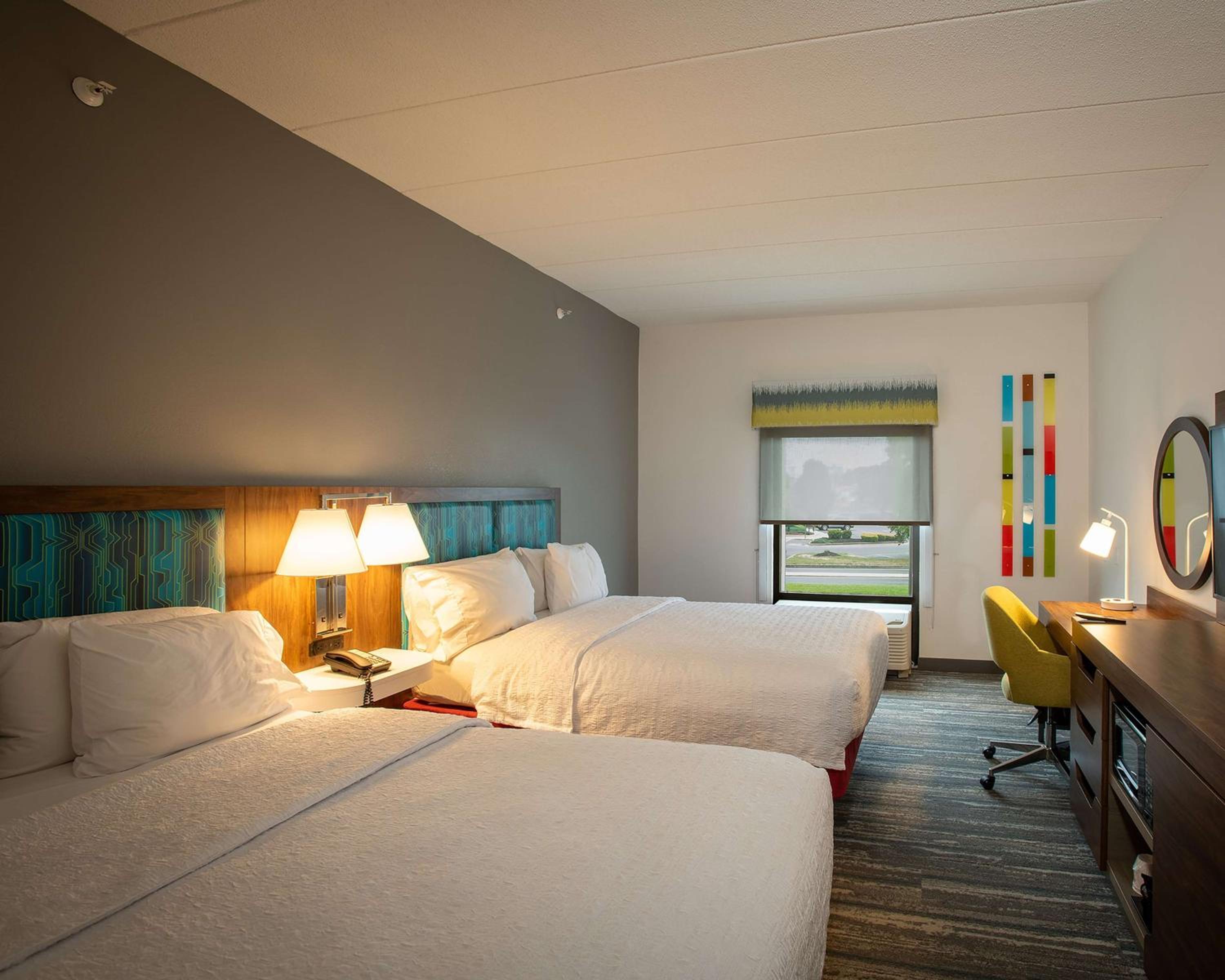 Room with Two Queen Beds - Non-Smoking - Photo 5