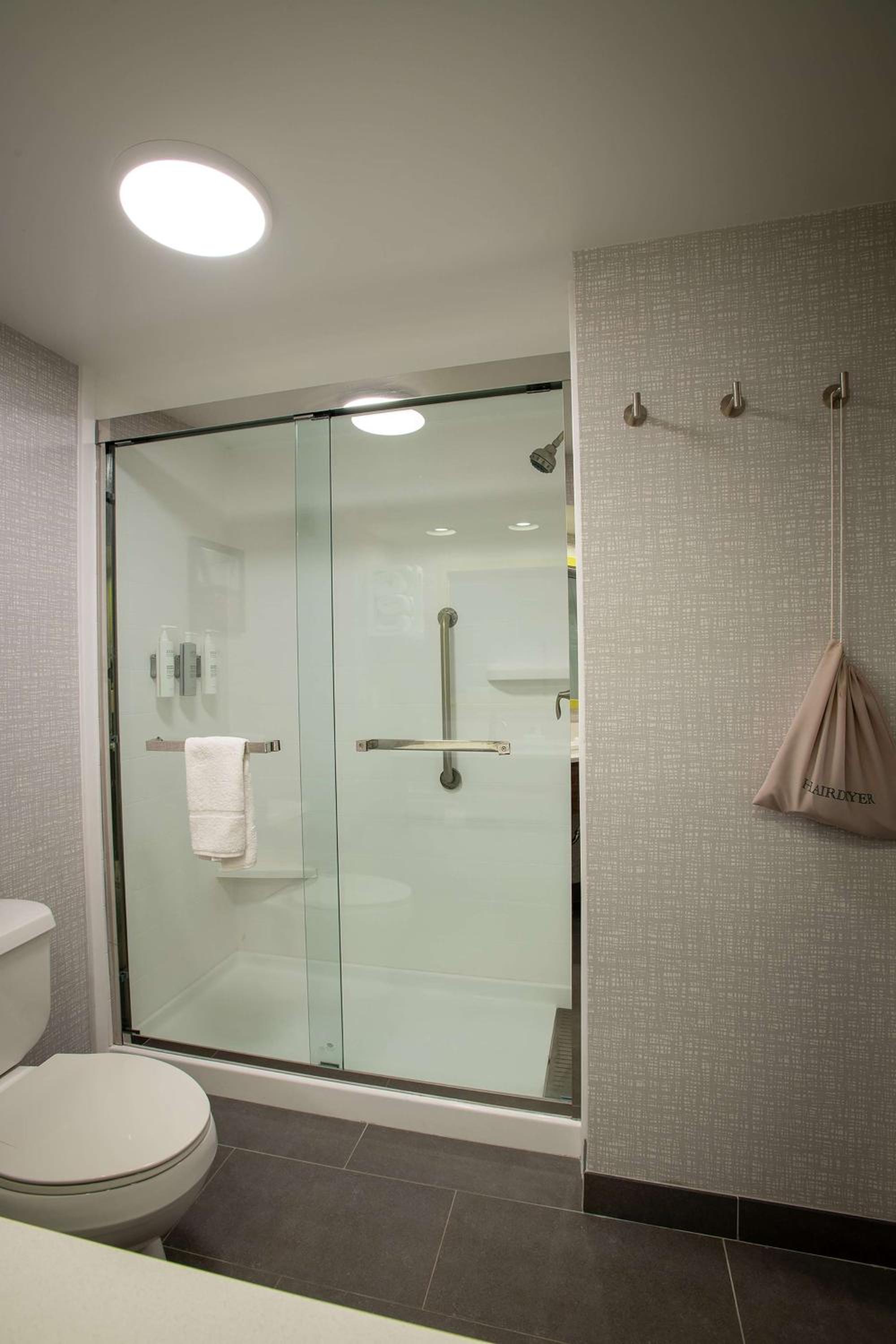 Room with Two Queen Beds - Non-Smoking - Photo 6