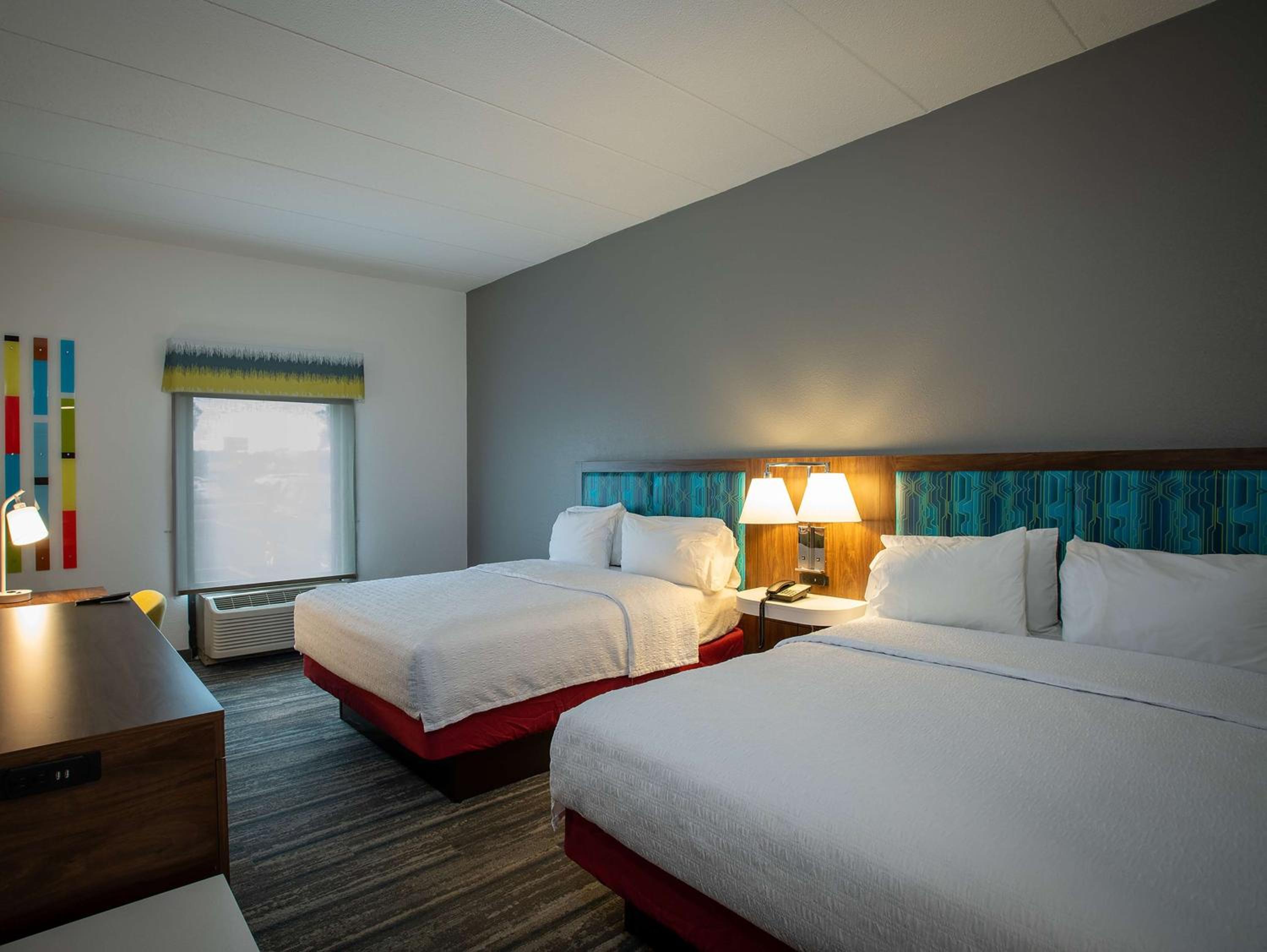 Room with Two Queen Beds - Non-Smoking - Photo 2