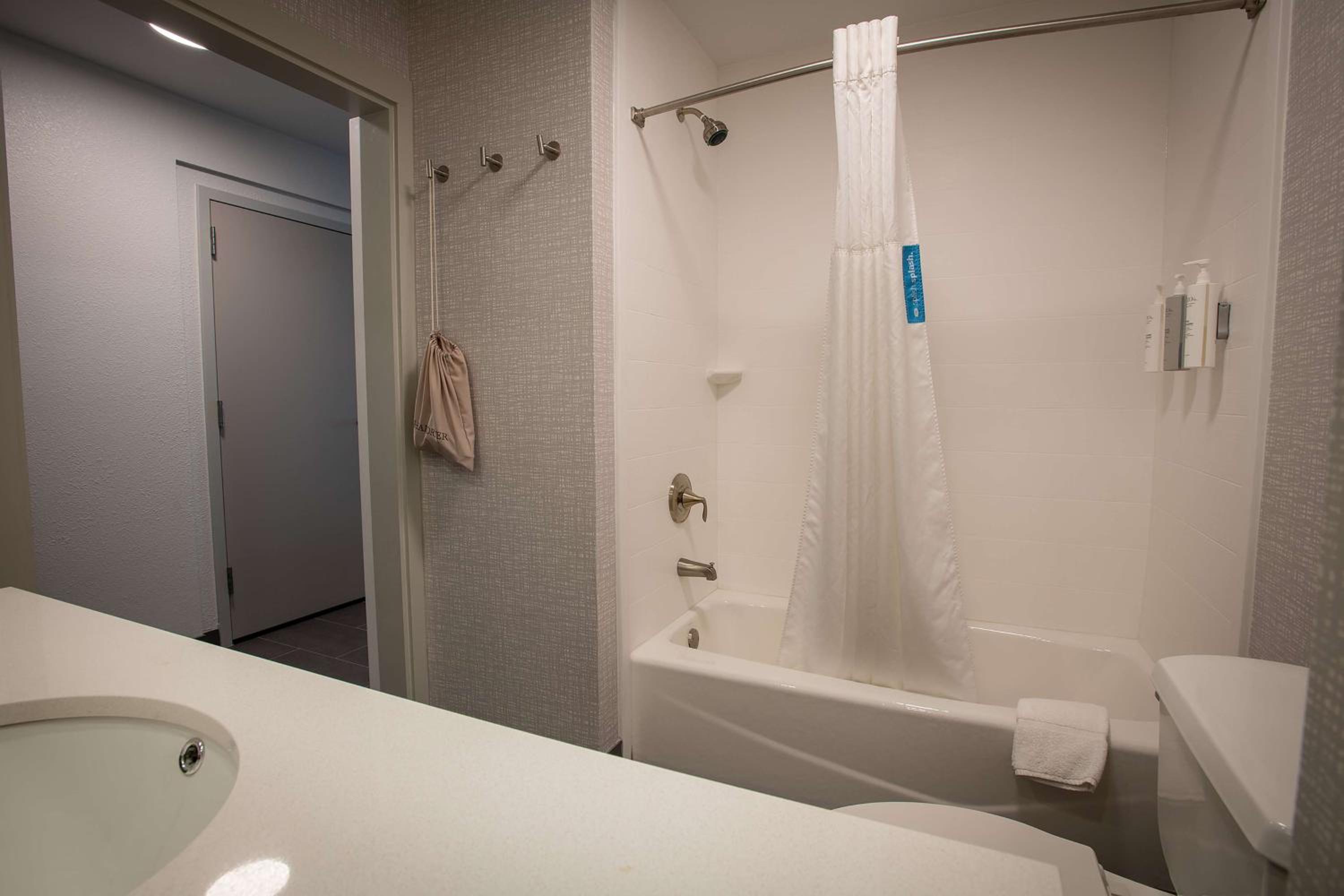 Queen Room with Two Queen Beds - Hearing Access/Non-Smoking - Photo 7