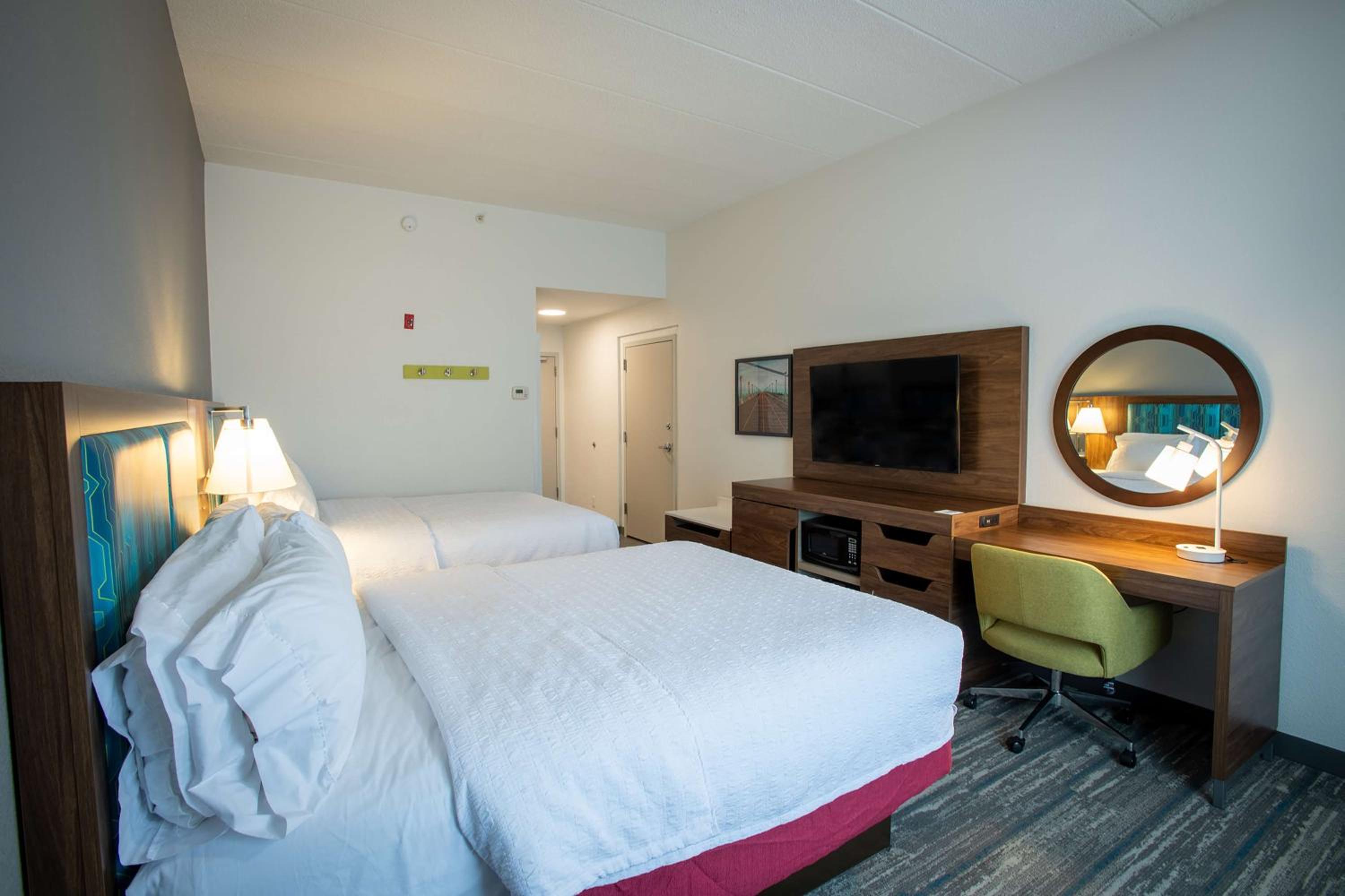 Room with Two Queen Beds - Non-Smoking - Photo 3