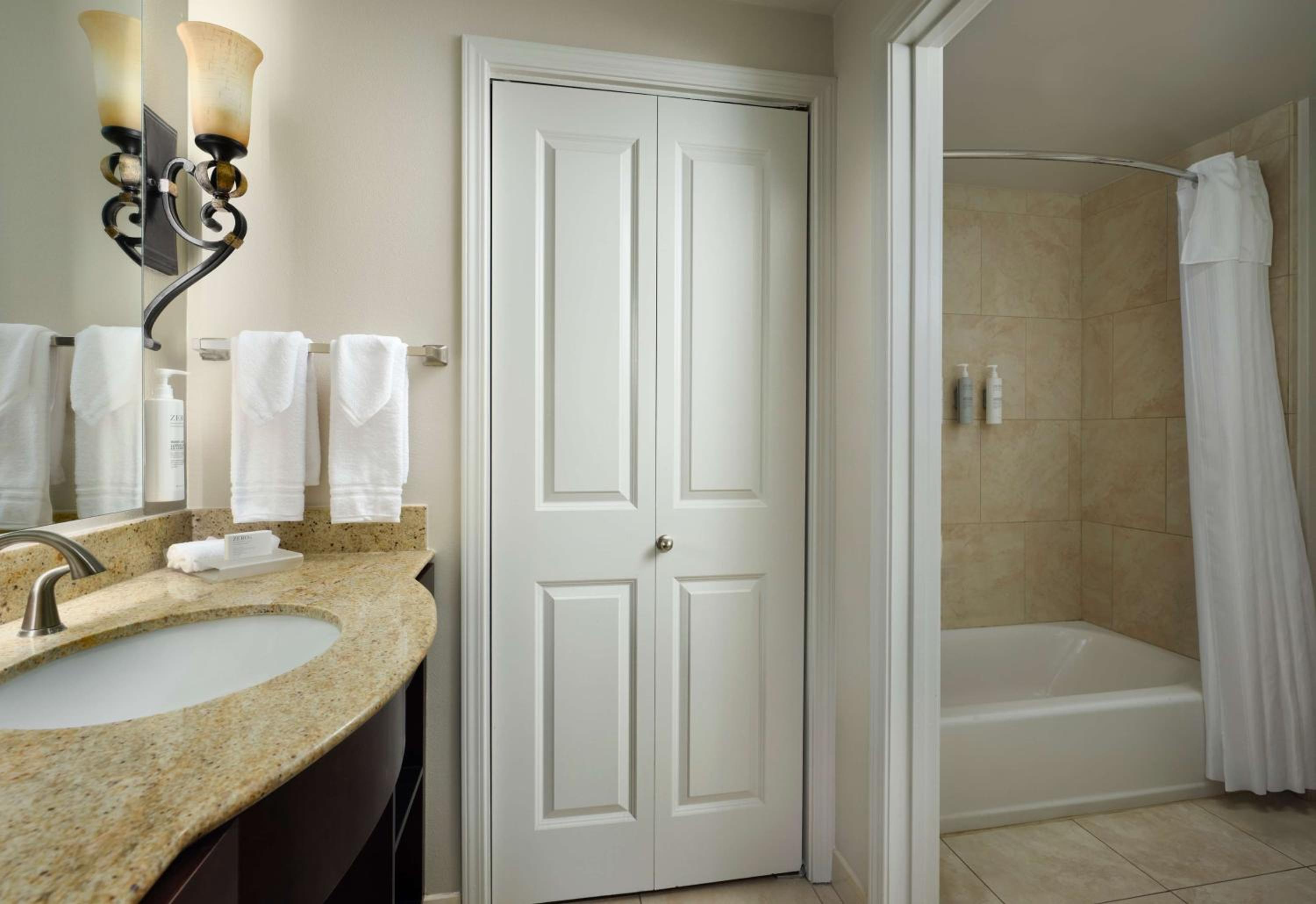 One-Bedroom Queen Suite with Two Queen Beds - Non-Smoking - Photo 3