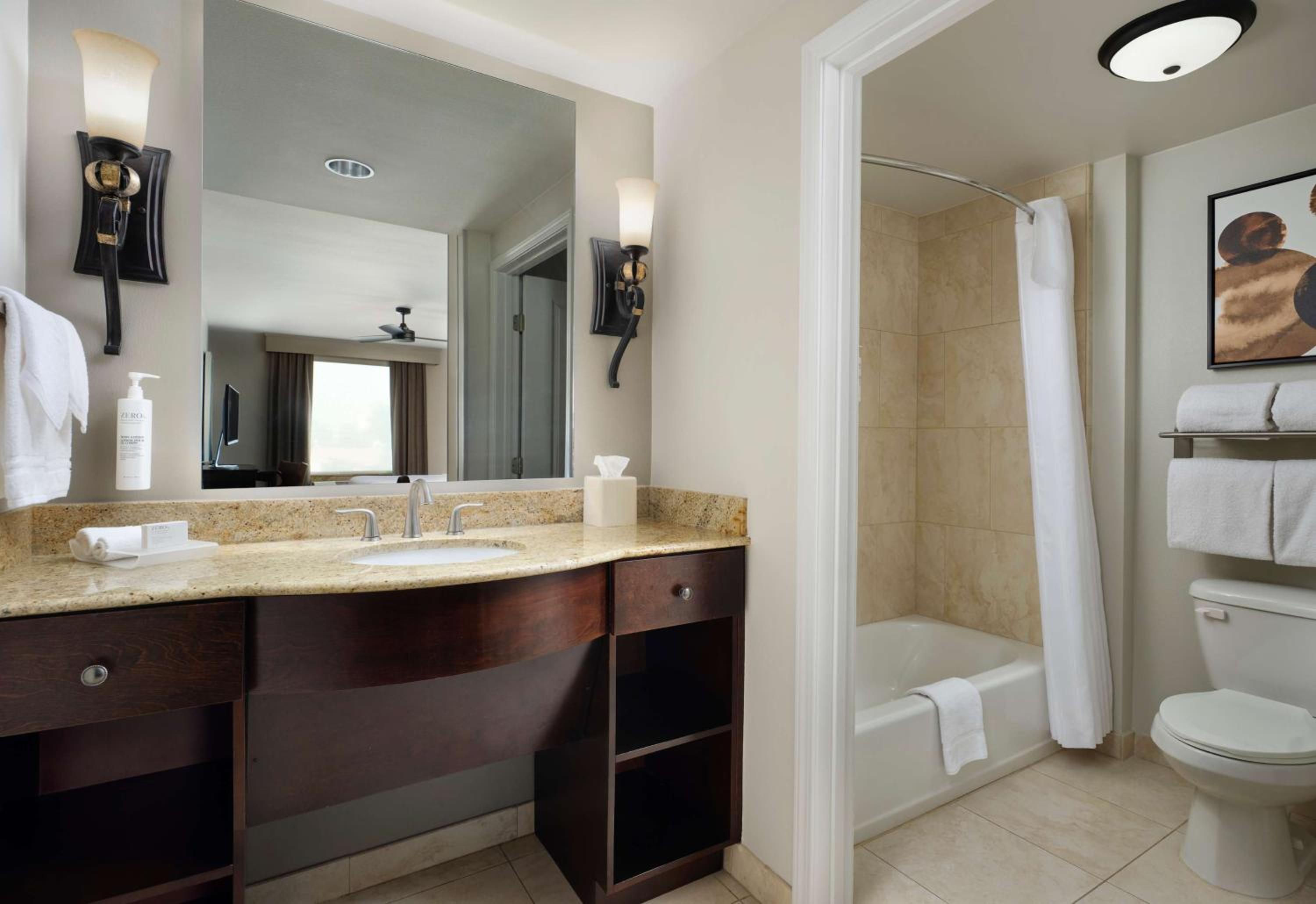One-Bedroom Queen Suite with Two Queen Beds - Non-Smoking - Photo 17