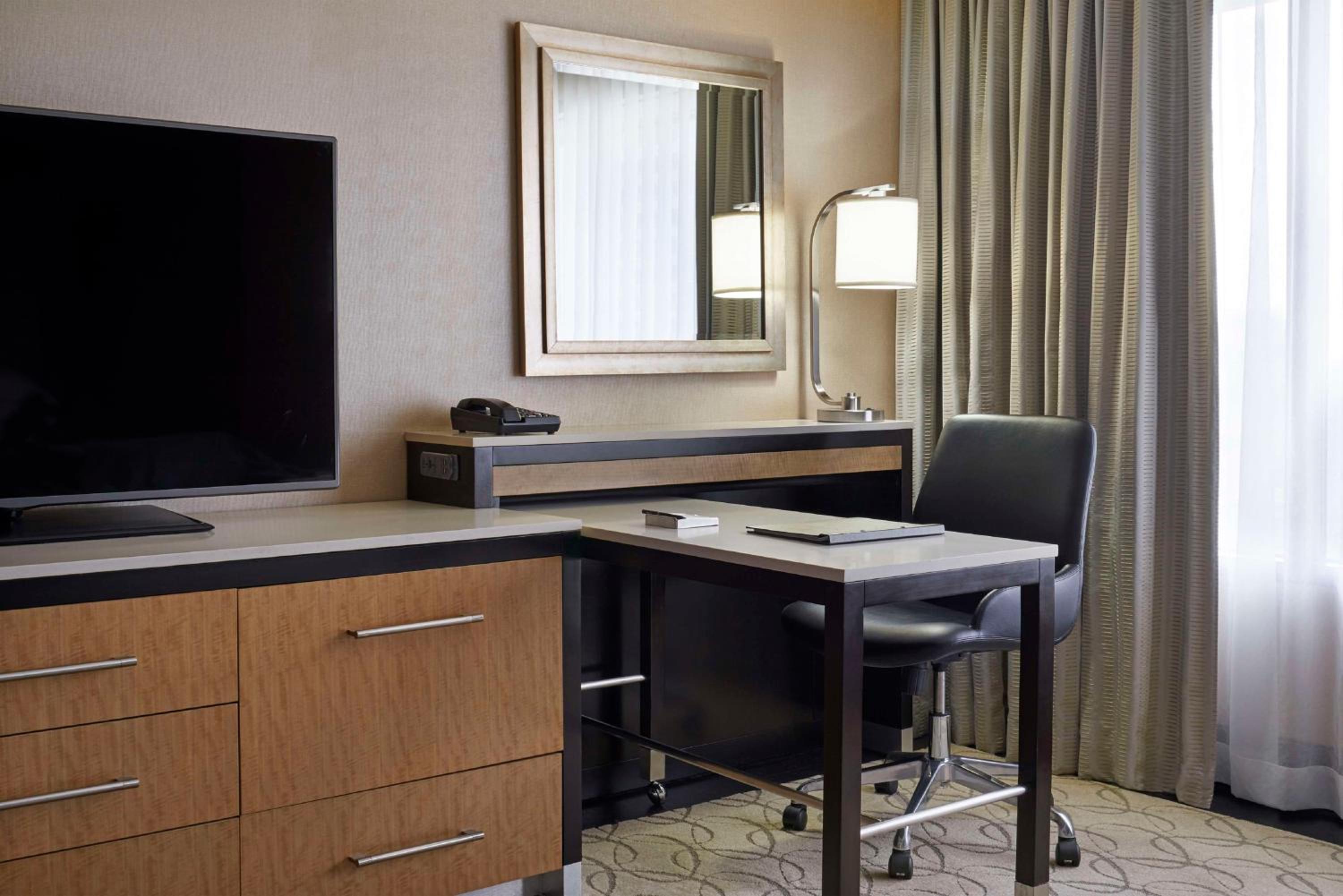 Deluxe Corner King Room - Photo 1
