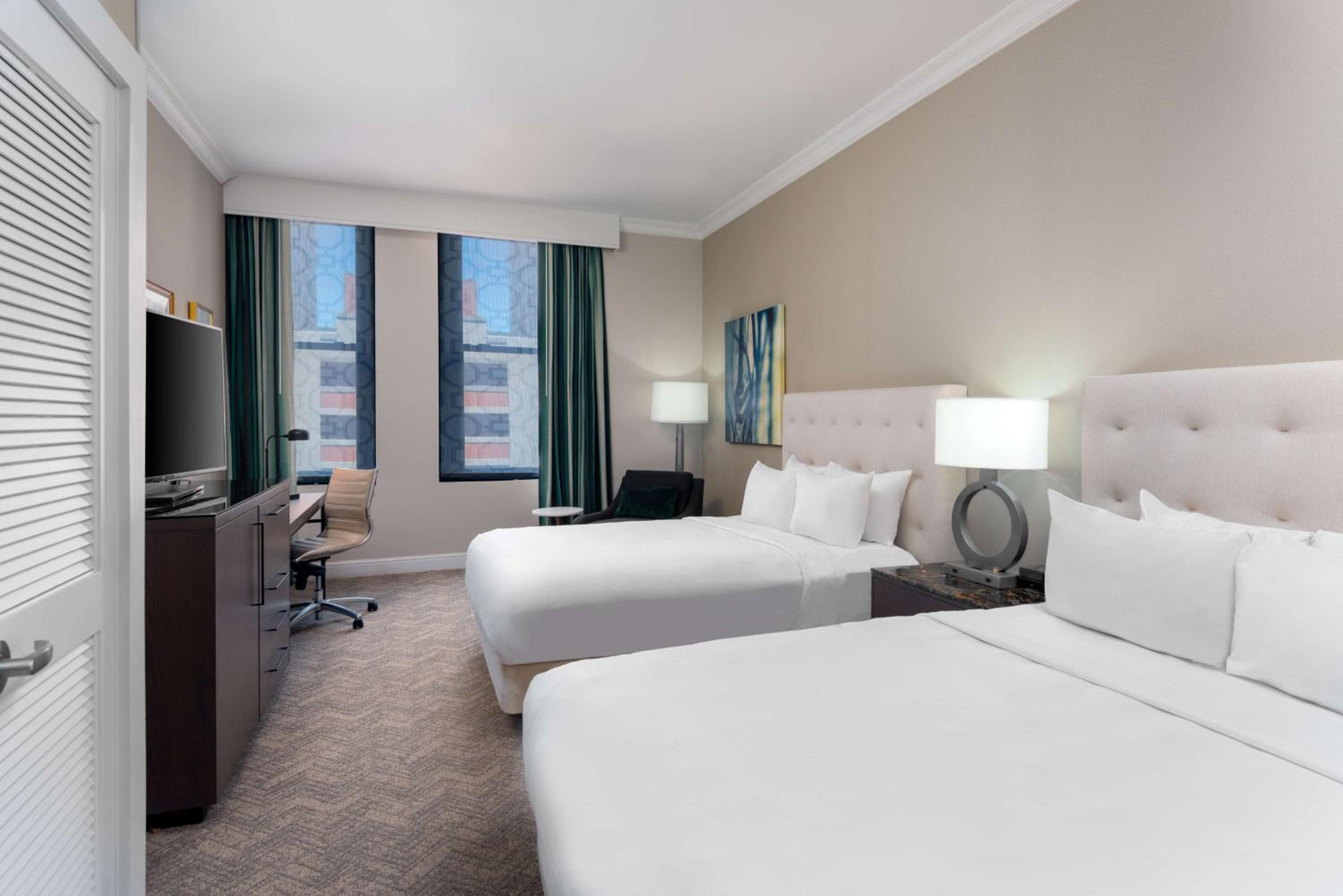 Queen Room with Two Queen Beds - Photo 2