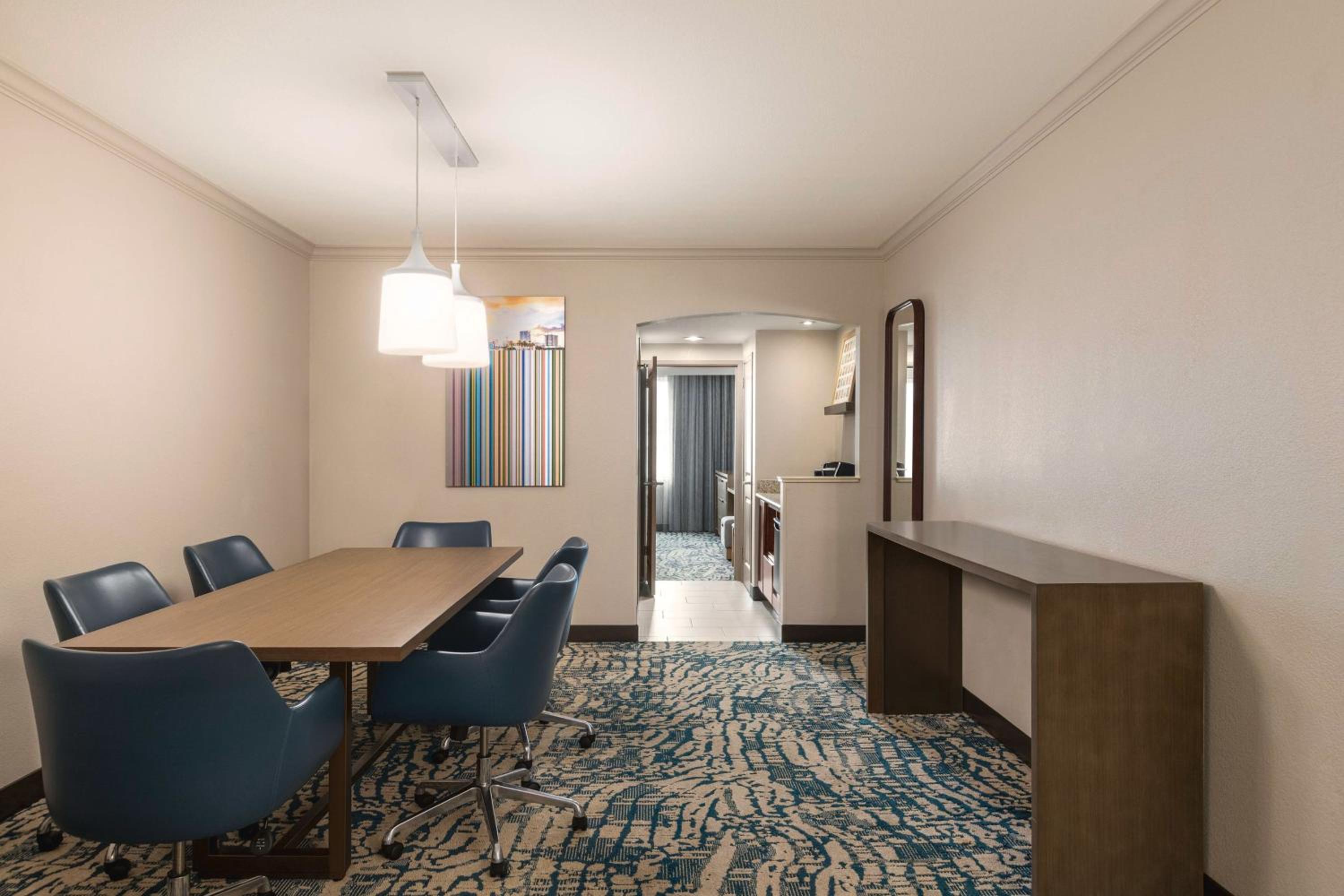 Conference Suite with Two Queen Beds - Non-Smoking - Photo 2