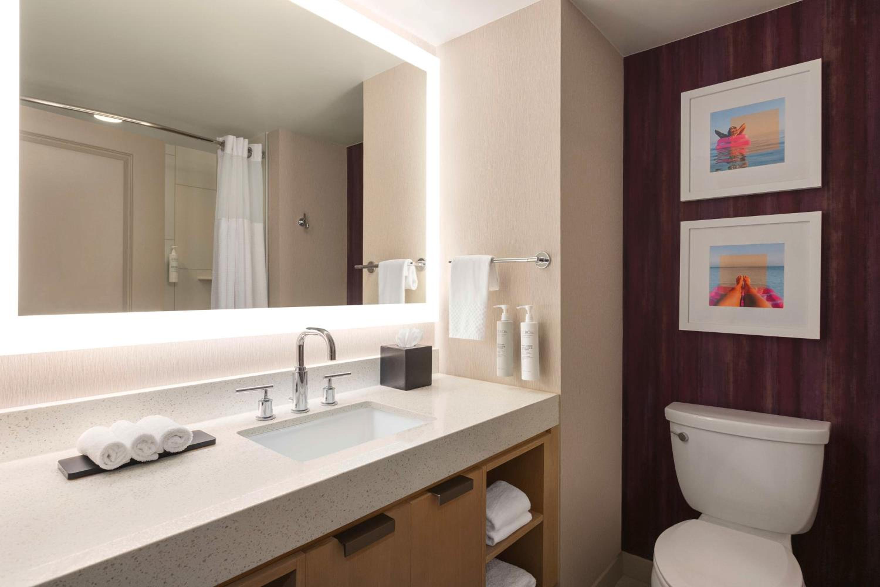 Conference Suite with Two Queen Beds - Non-Smoking - Photo 4