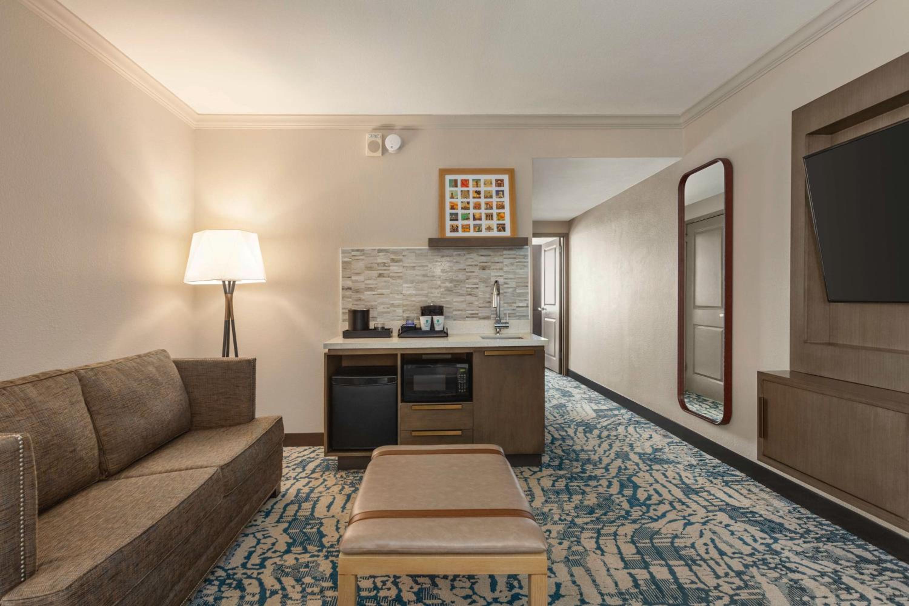 Corner King Suite with Bath Tub - Mobility and Hearing Access - Photo 5