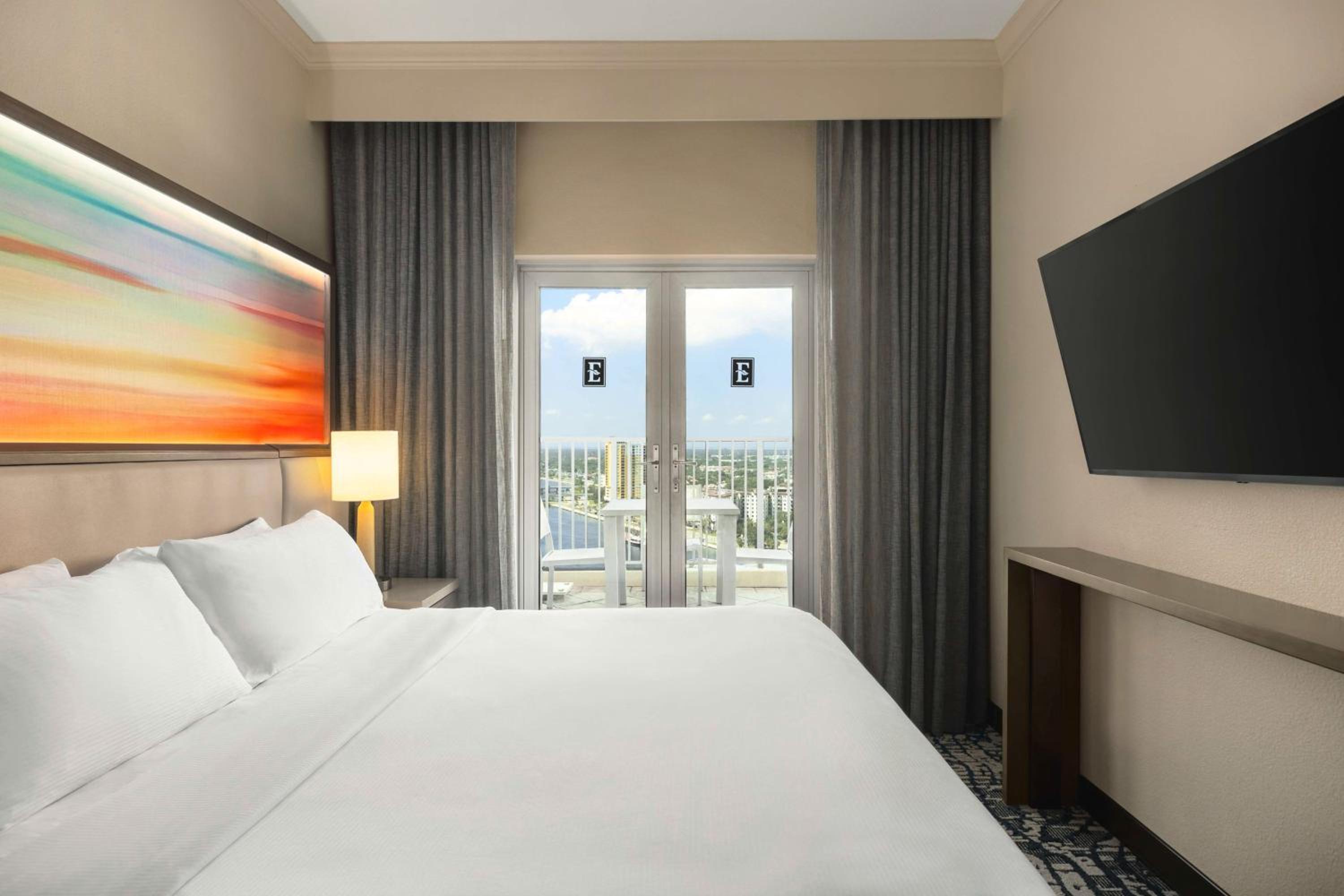 King Suite with Bay View - Non-Smoking - Photo 2