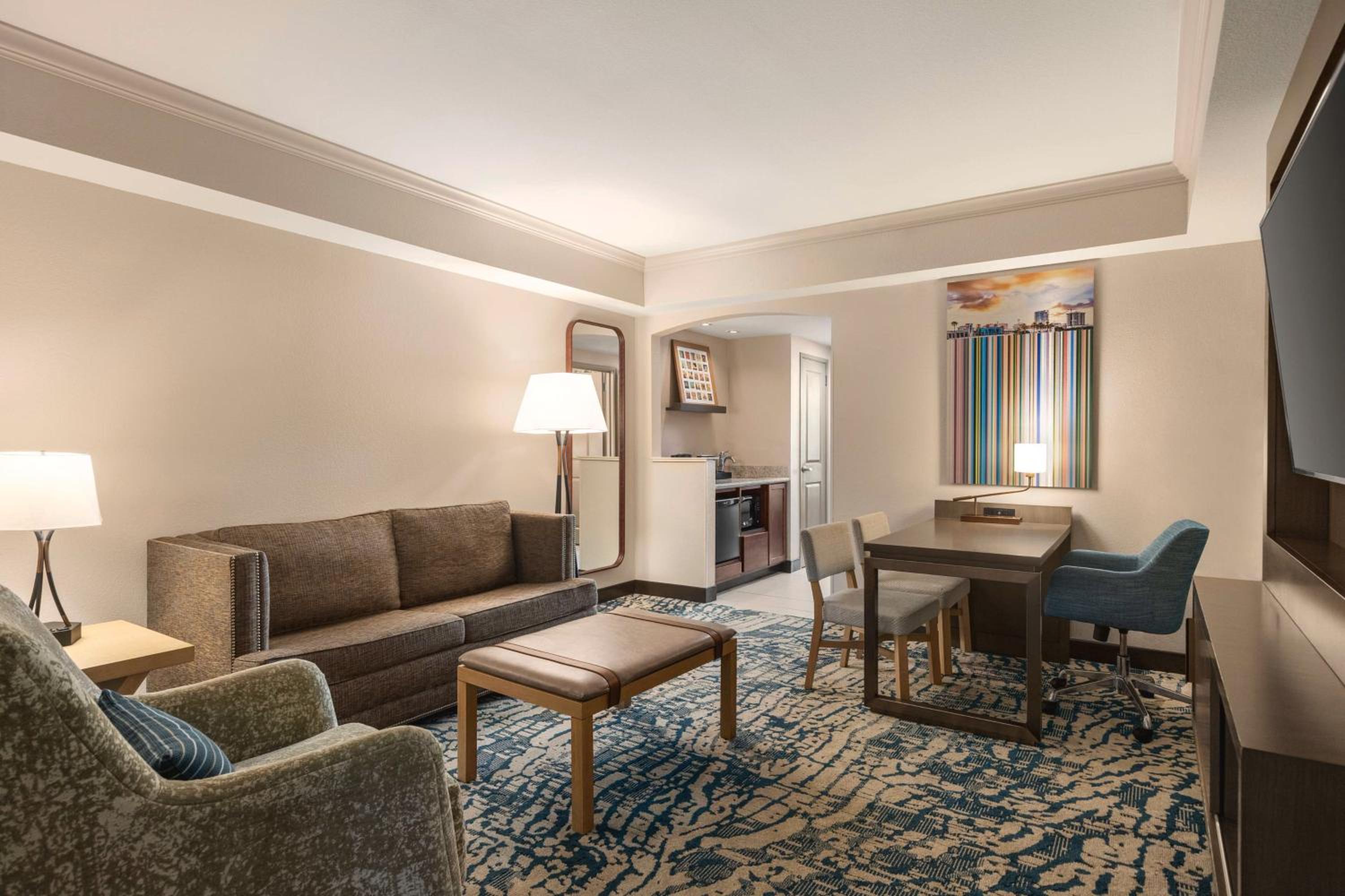 Suite with Two Queen Beds and Bay View - Non-Smoking - Photo 2