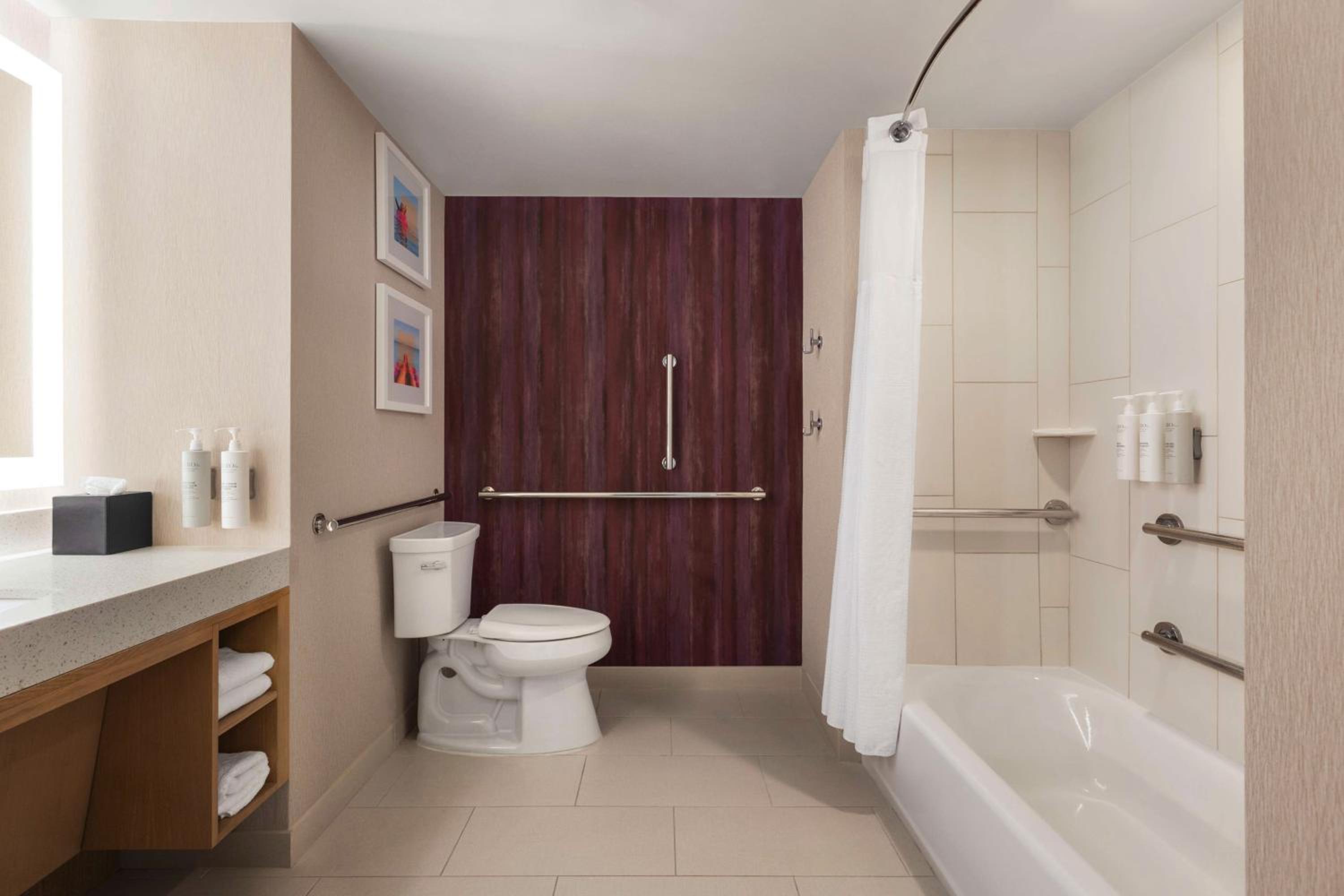 Corner Suite with Bath Tub- Mobility Access - Photo 4